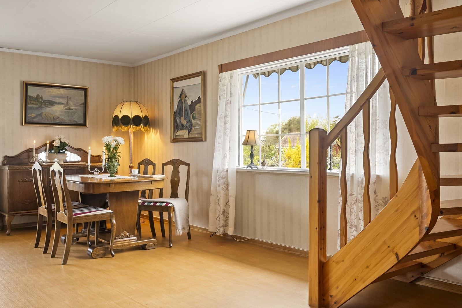 Spisestuedelen har god plass og store vindusflater som gir rikelig med dagslys. Galleribilde
