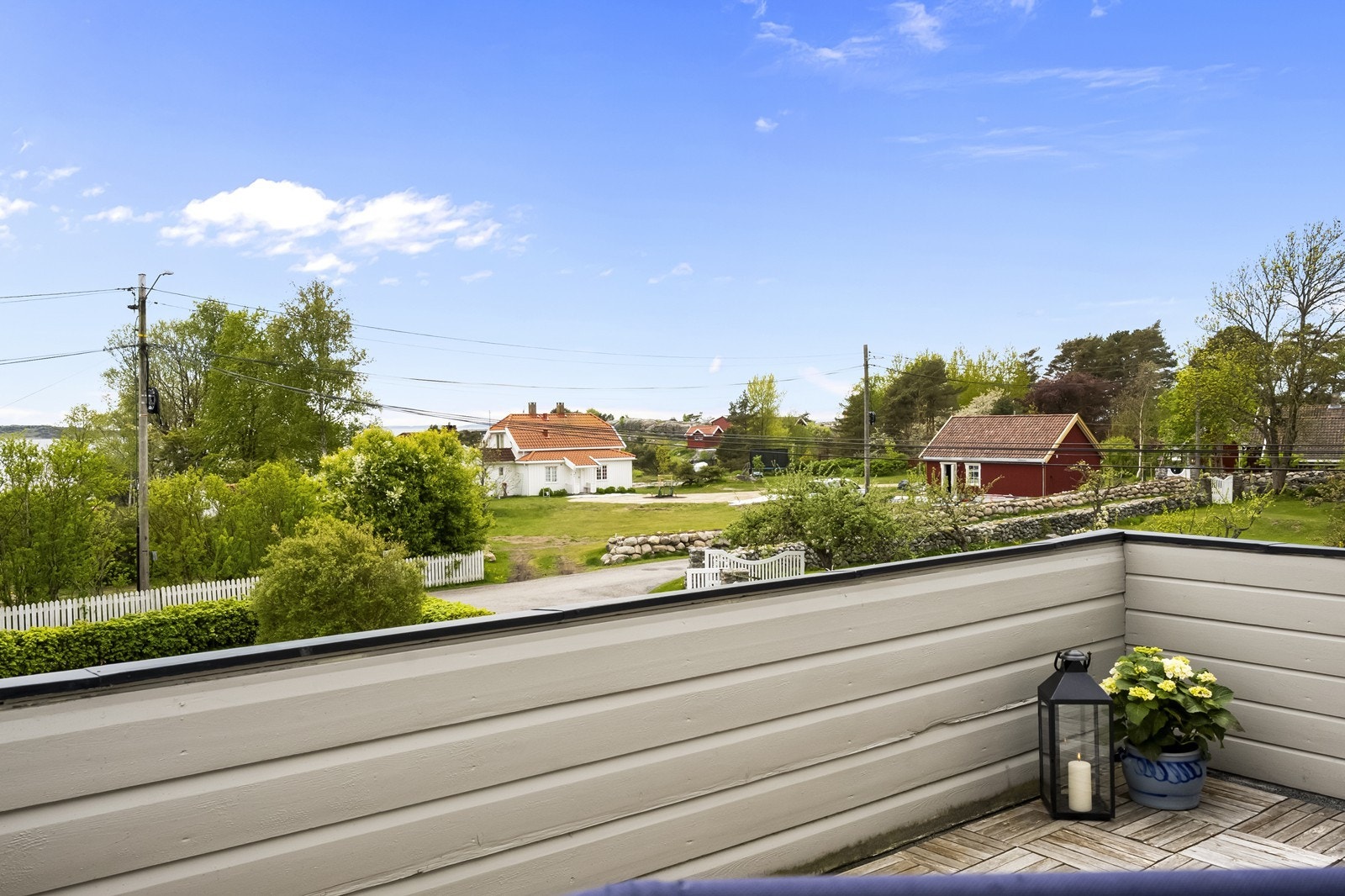Utsikt mot sjøen fra verandaen i andre etasje. Galleribilde