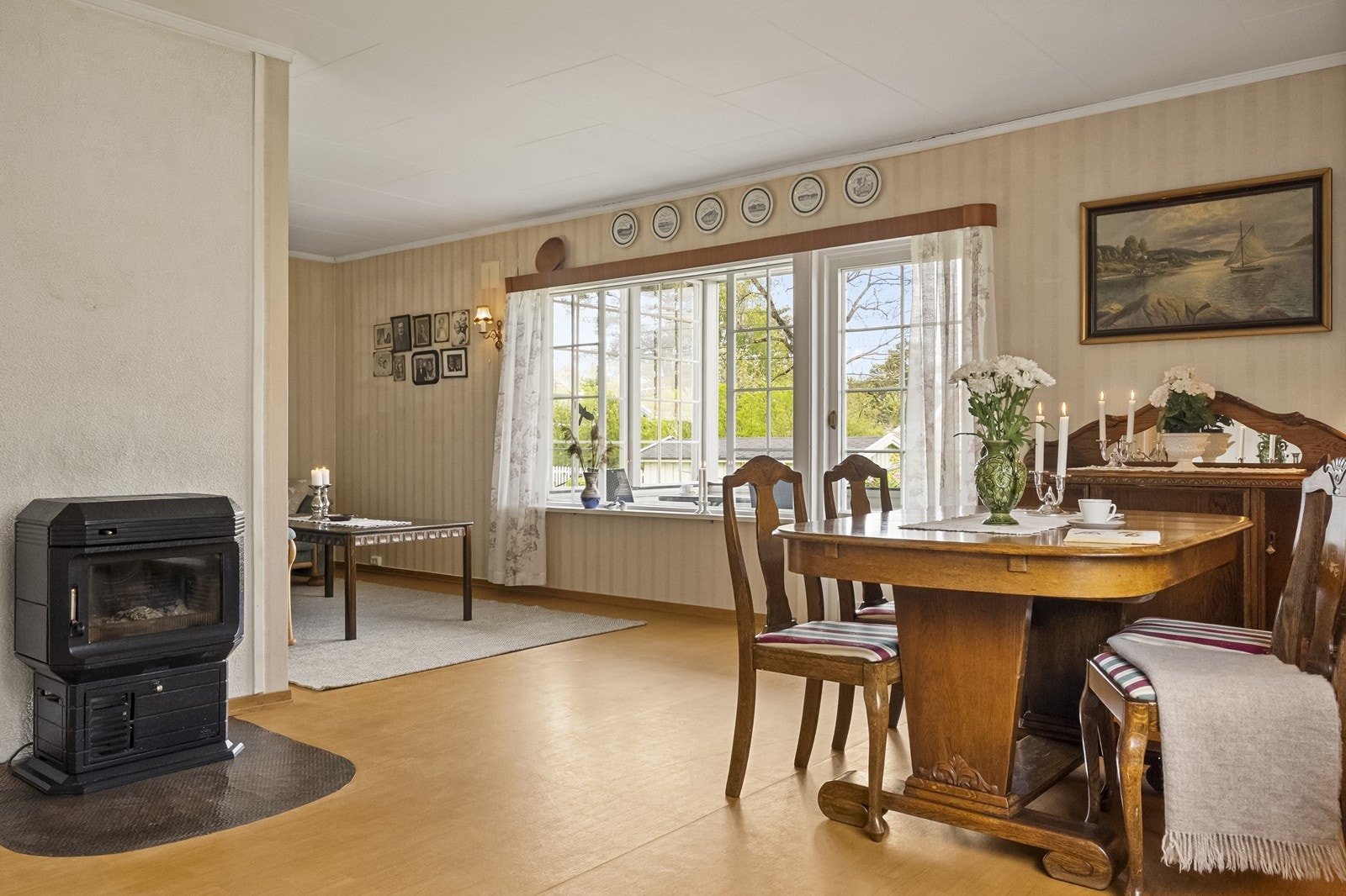 I stuen er det peisovn som gir ekstra varme og hygge. Galleribilde