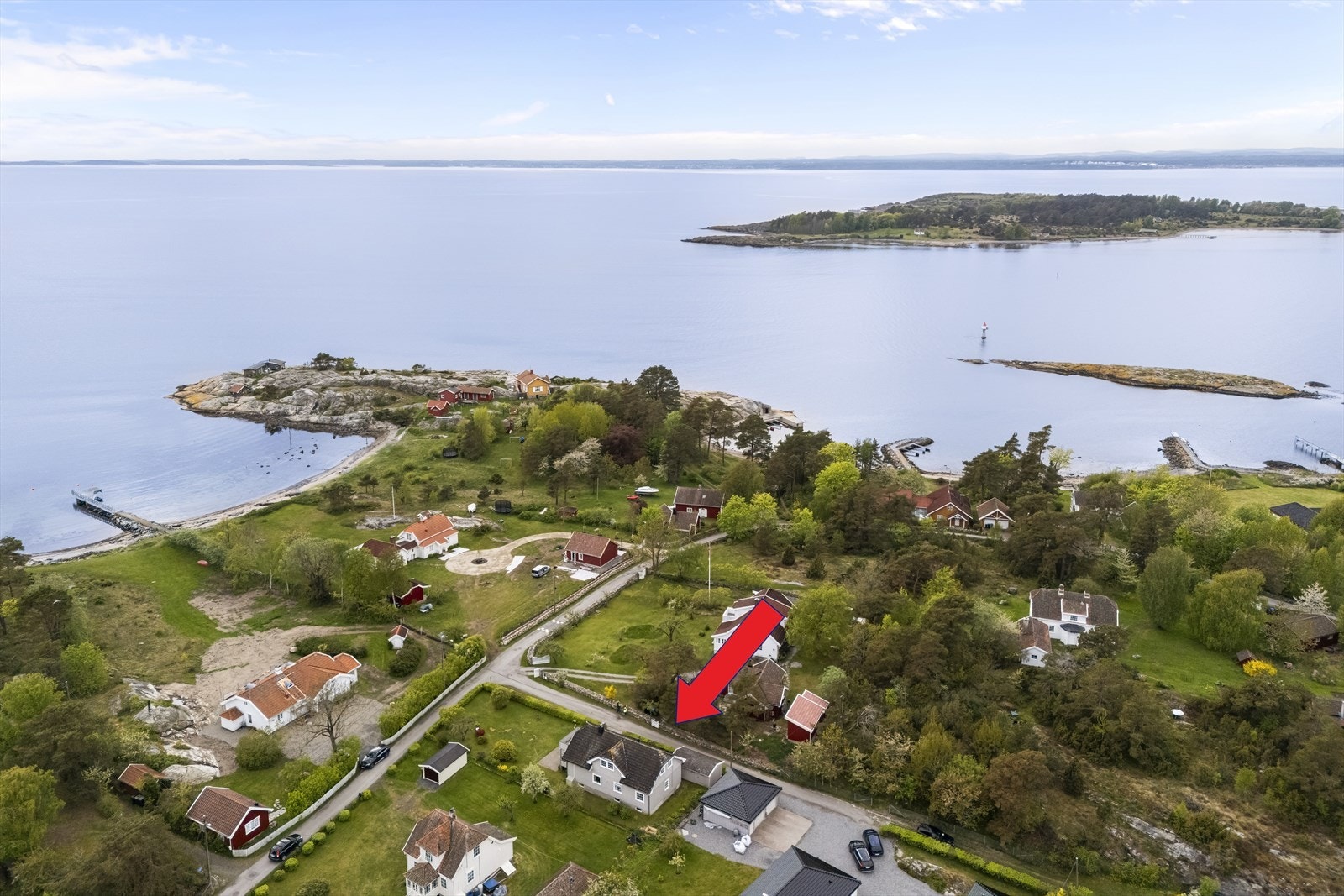 Luftfoto som viser den idylliske beliggenheten ved kysten. Galleribilde