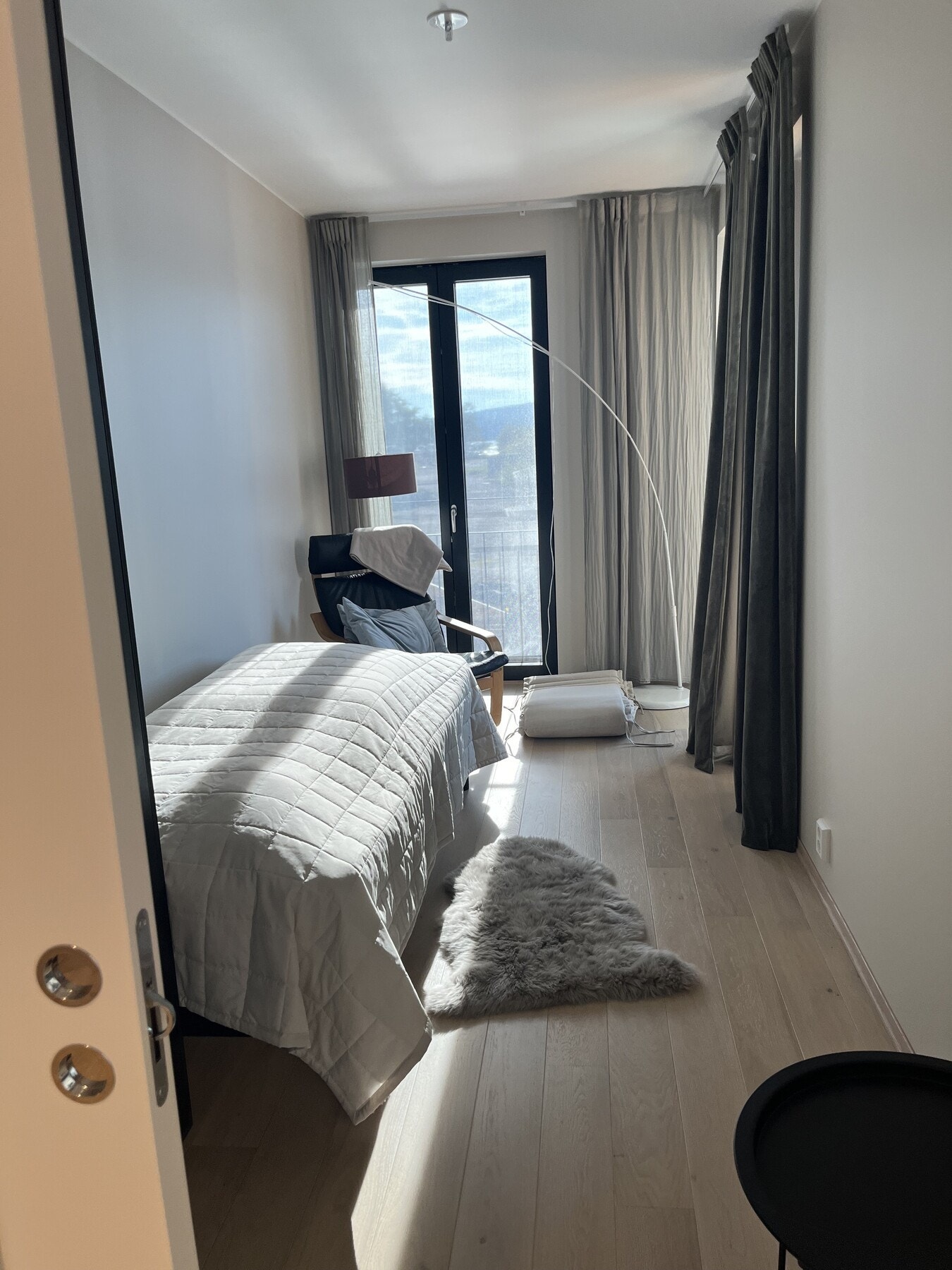 Leiligheten har 2 soverom. Hovedsoverommet er romslig med plass til garderobe. Soverom 2 passer fint som gjesterom eller kontor Galleribilde