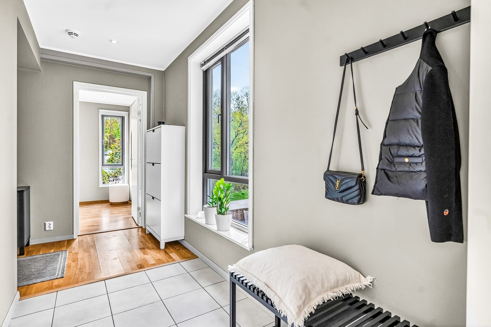 Vel inne er entreen innredet med downlights og lysegrå fliser på gulvet. Galleribilde
