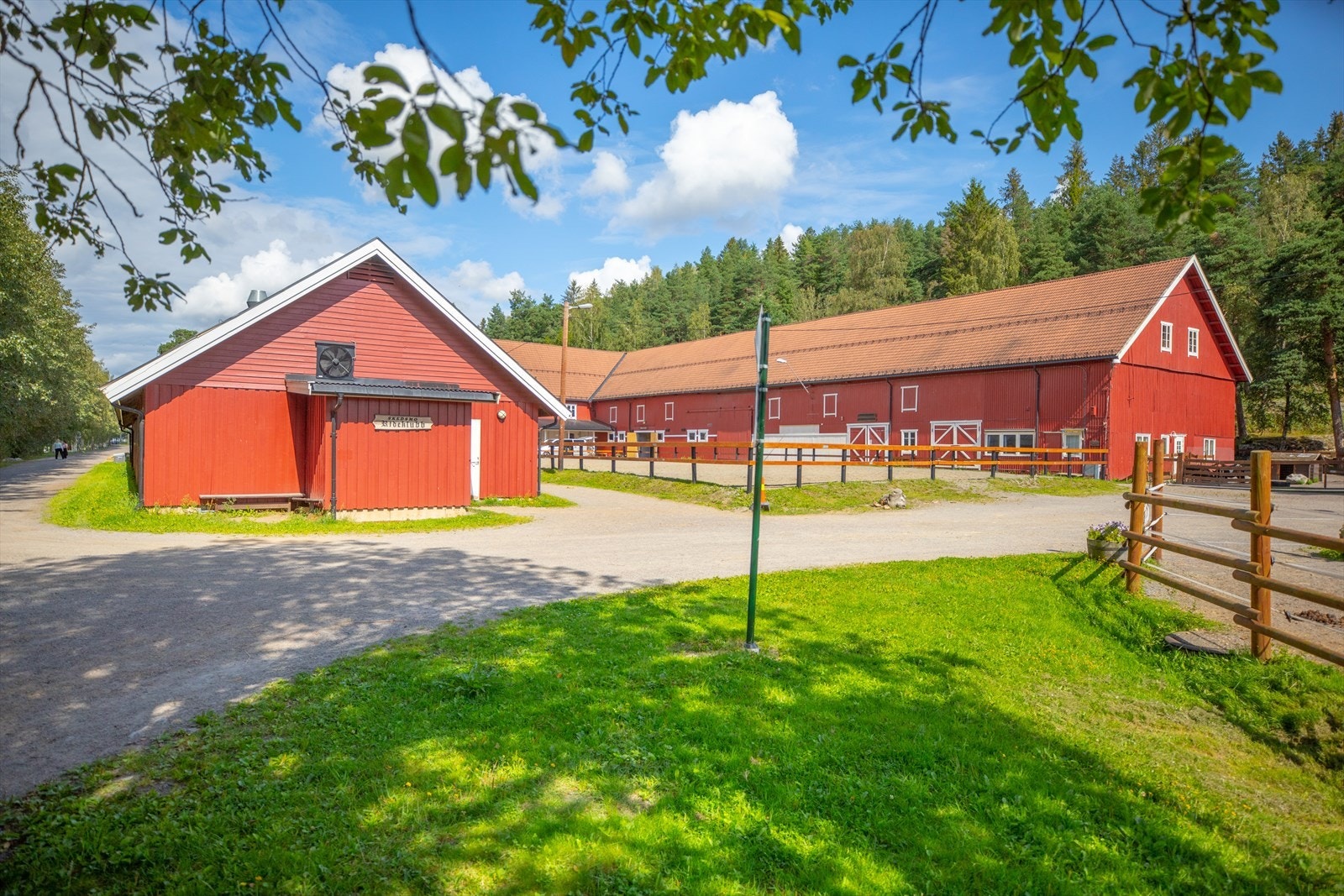 Like i nærheten finner du også Sørum Gård - et hyggelig sted med åpen gård hvor barna kan hilse på dyr, og et populært sted for både turer og ridning. Galleribilde