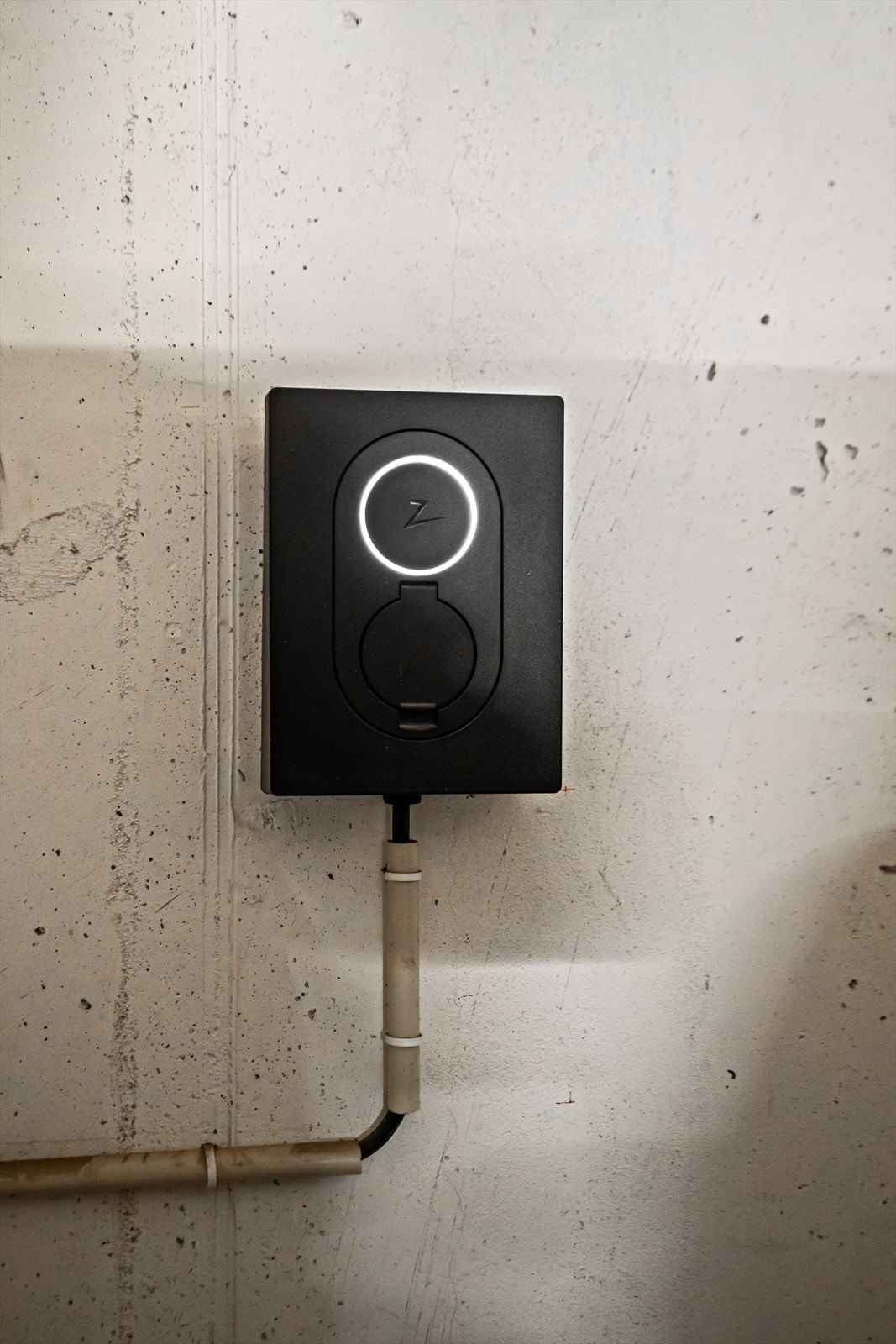 En lader for elbil er installert ved parkeringen Galleribilde