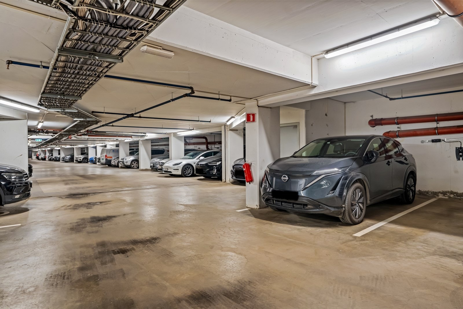 Leiligheten disponerer en garasjeplass i en felles parkeringskjeller med heisadkomst. Galleribilde