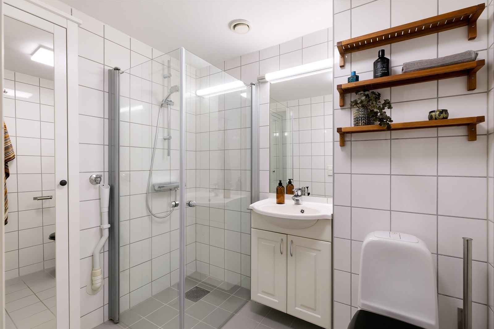 Bad fra byggeår. Badet er flislagt og har elektriske varmekabler i gulvet. Galleribilde