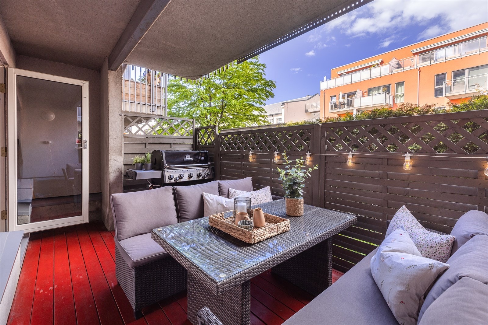 Fra stuen er utgang til en nord/vestvendt terrasse på 11 m². Galleribilde