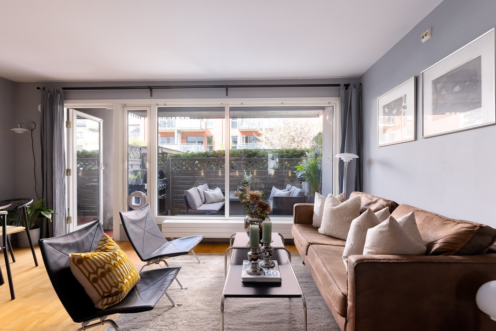 Her er det god plass til sofa, mediemøbler, spisestue og annet ønskelig møblement. Galleribilde