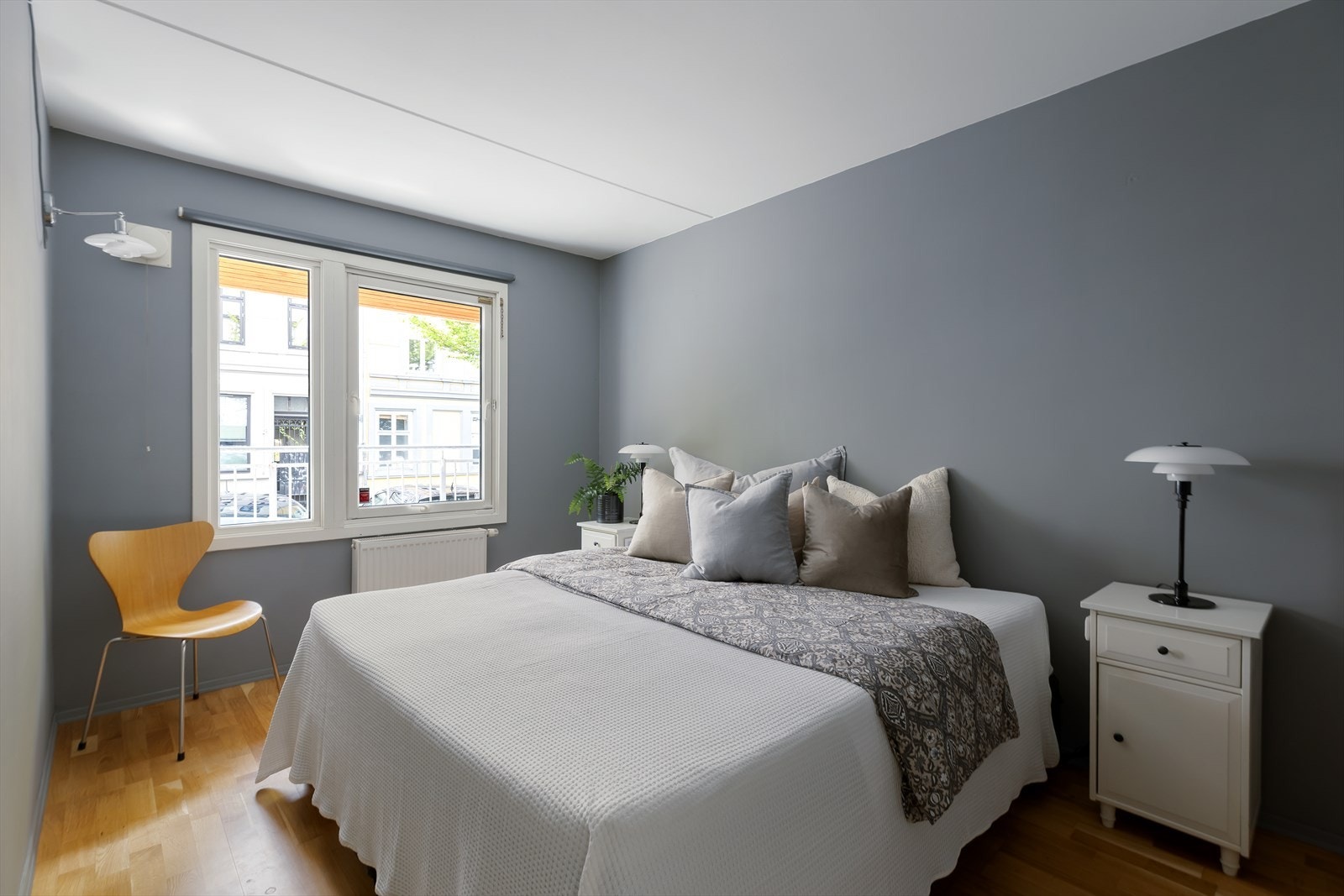 Soverom 3 er romslig med plass til dobbeltseng og nattbord på hver side av sengen. Galleribilde