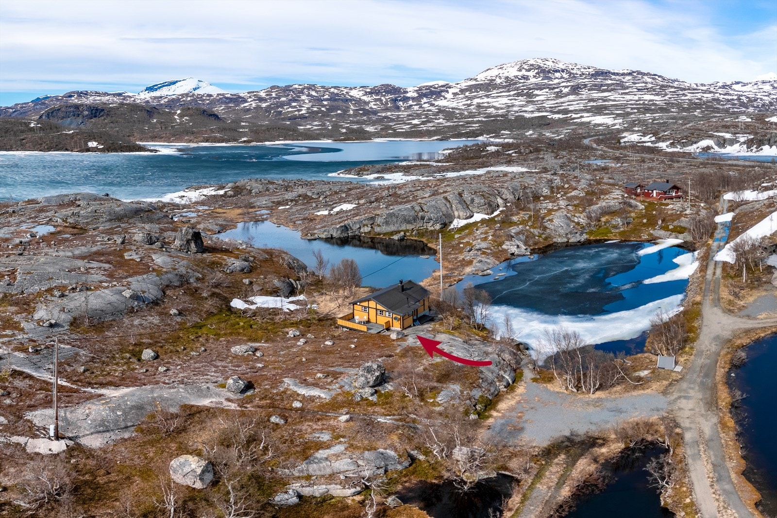 Her er det mulighet for å kjøre med bil frem til eiendommen fra ca. juni til november med to veier inn til hytten Galleribilde