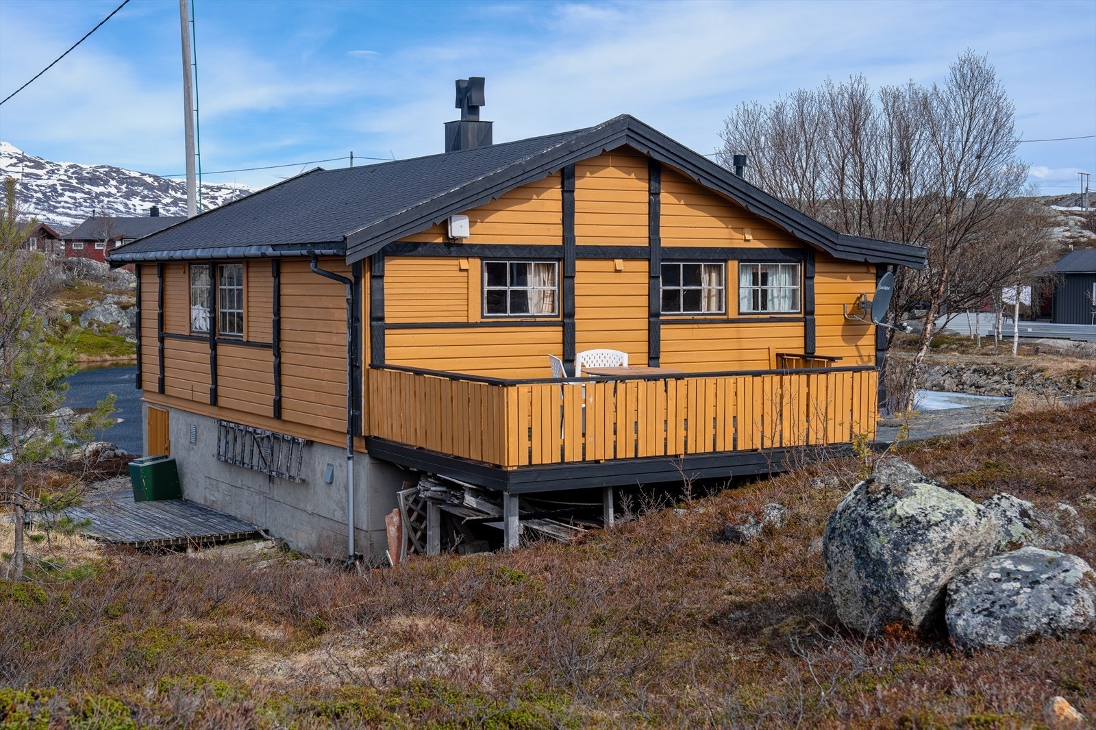 Utendørs er det terrasse mot sørvest og markterrasse mot nordvest Galleribilde