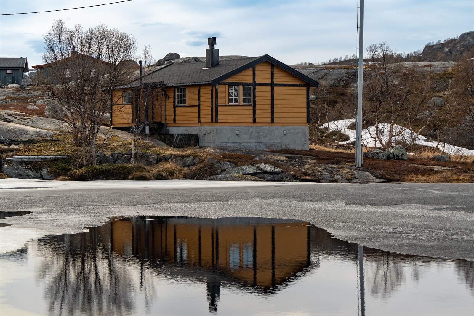 Hytten ligger fint til ved to små vann cirka 150 meter fra Sirkelvatnet Galleribilde
