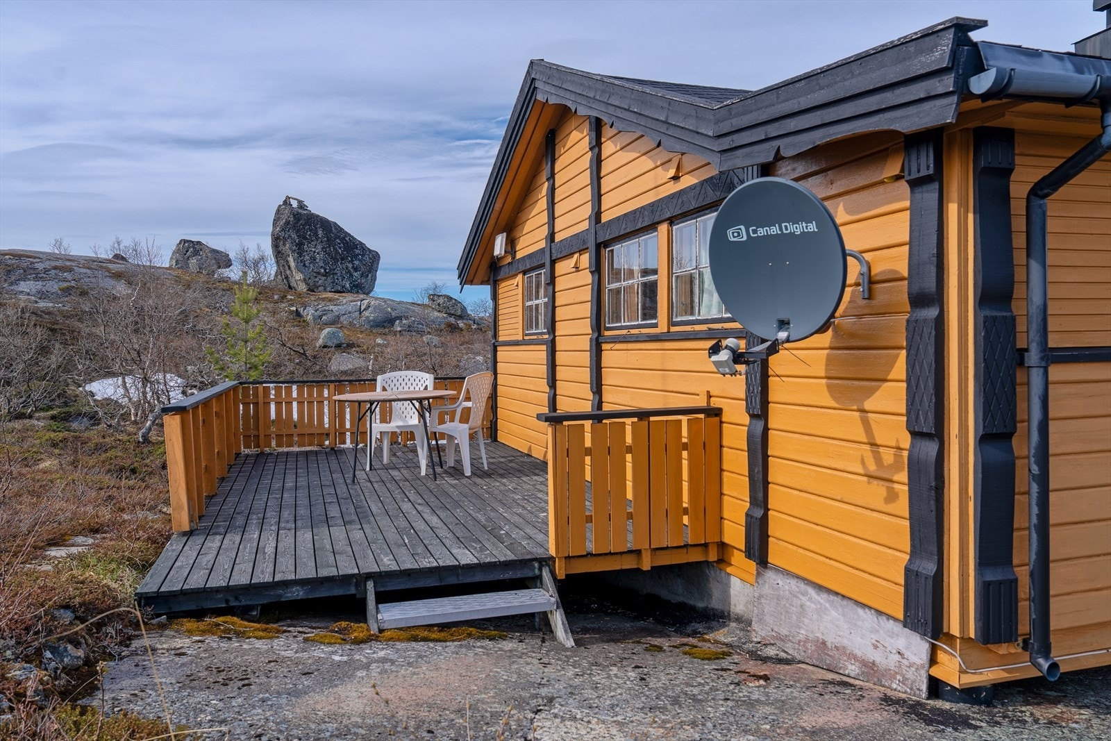 Solrik terrasse hvor du kan nyte flotte dager ute Galleribilde