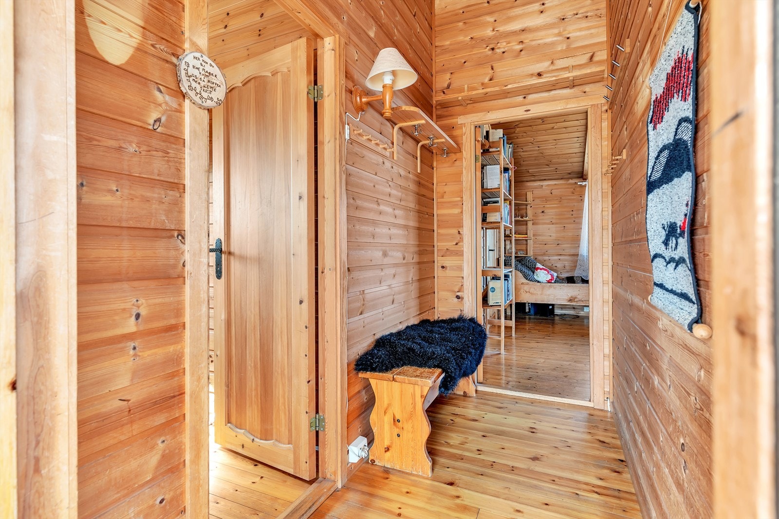 Velkommen inn - Romslig gang med gode opphengsmuligheter Galleribilde