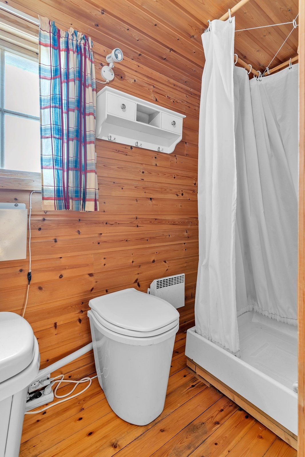 Bad med forbrenningstoalett og urinal fra 2020 Galleribilde