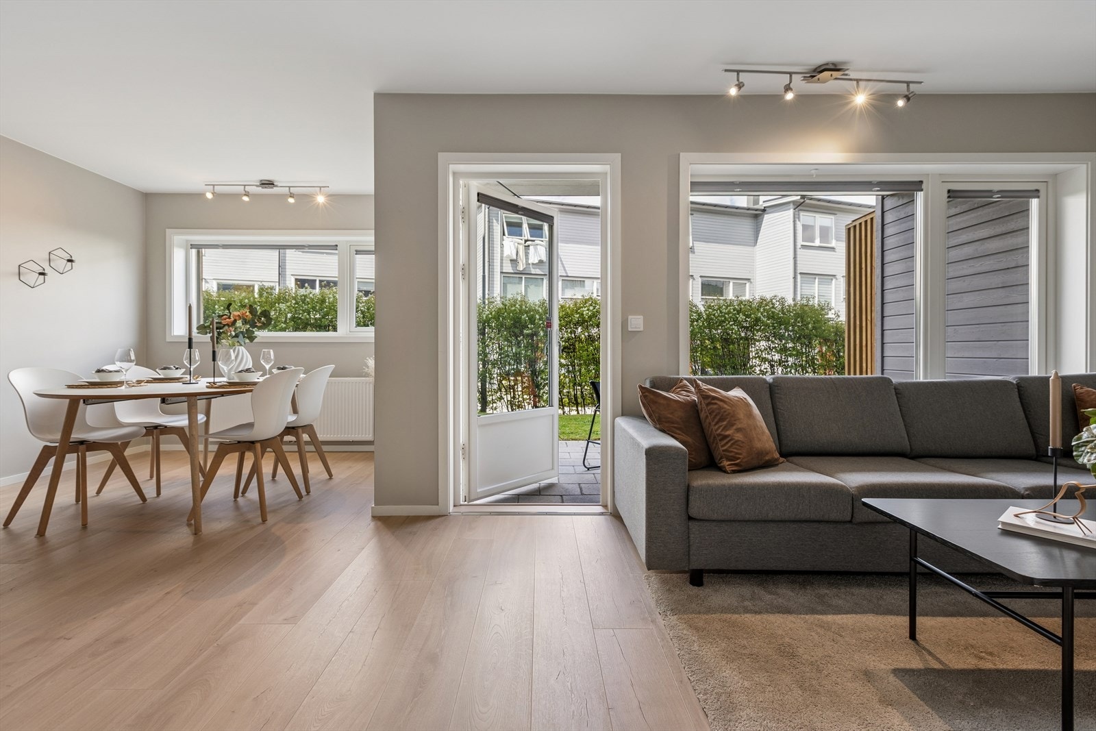 Boligen kan skilte med blant annet 2 soverom, kjøkken, stue, bod, bad og terrasse. Det er i tillegg fast parkeringsplass i lukket anlegg og utvendig bod. Galleribilde