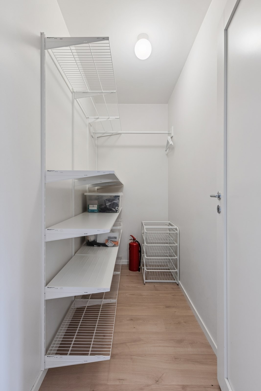 Innvendig bod med god plass til oppbevaring. Galleribilde