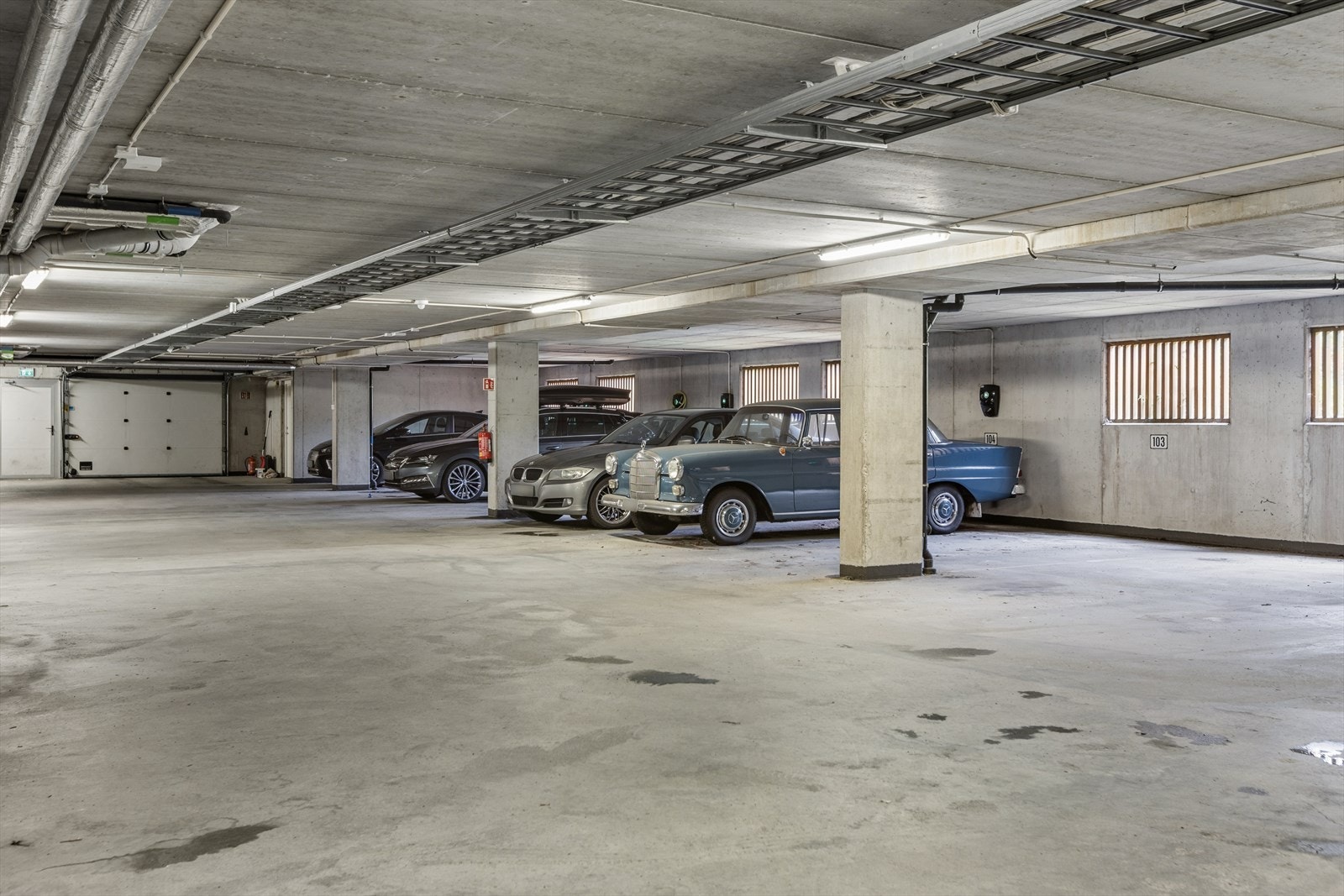 Fast parkeringsplass i lukket anlegg. Her har man også bod som tilhører boligen. Galleribilde