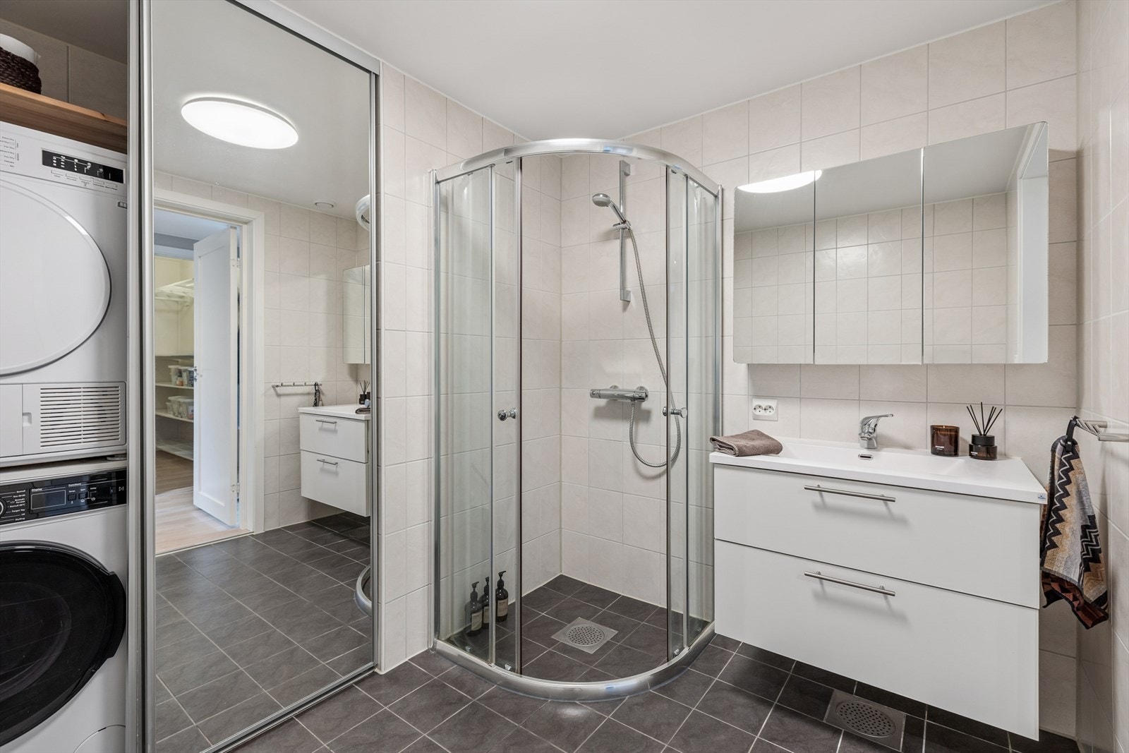 Badet fremstår som moderne og innbydende med flislagte vegger og gulv, samt himling med malte plater. Galleribilde