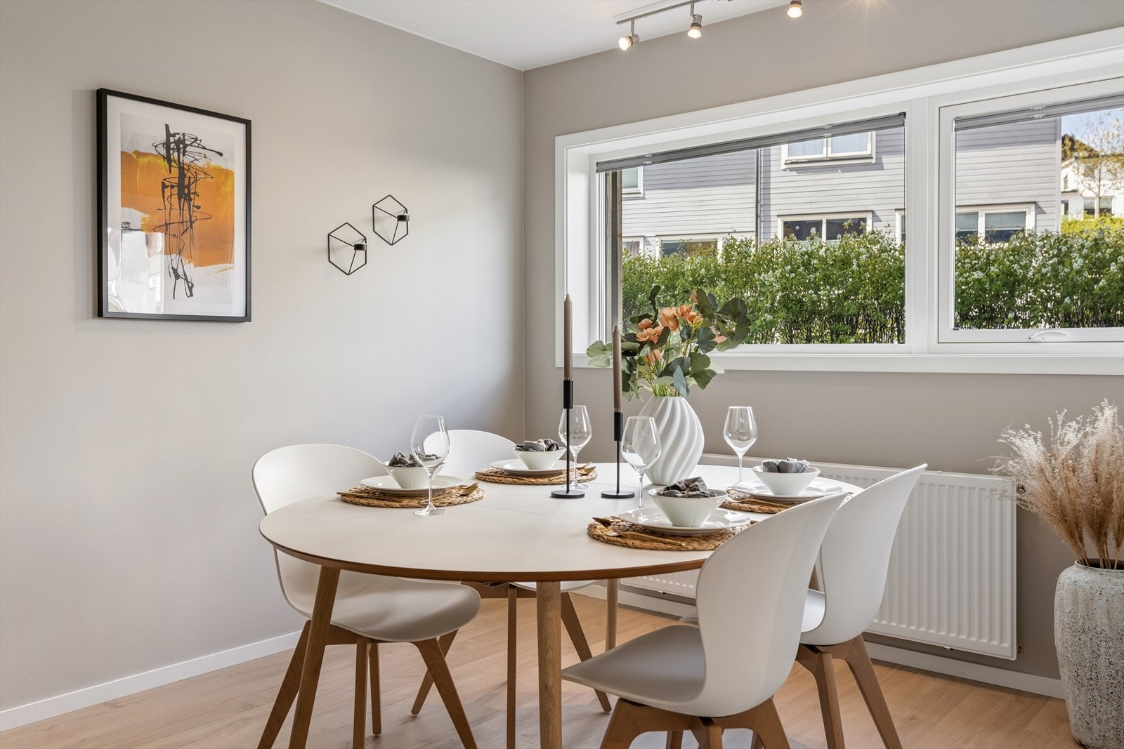 Det er naturlig plass ved kjøkkenet hvor man kan ha en stor spisegruppe, her kan man samle venner og familie til ett bedre måltid! Galleribilde