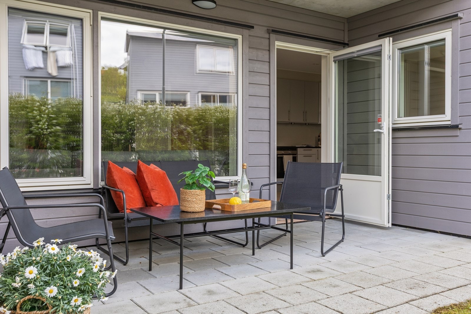 Fra stuen er det utgang til terrasse med gode solforhold. Plass til utemøbler, grill og potteplanter. Galleribilde