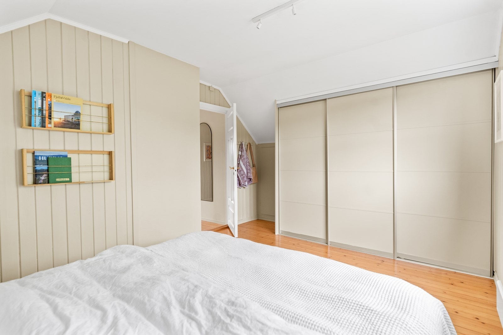 Skyvedørsgarderobe følger med. Tilgang til knekott. Galleribilde