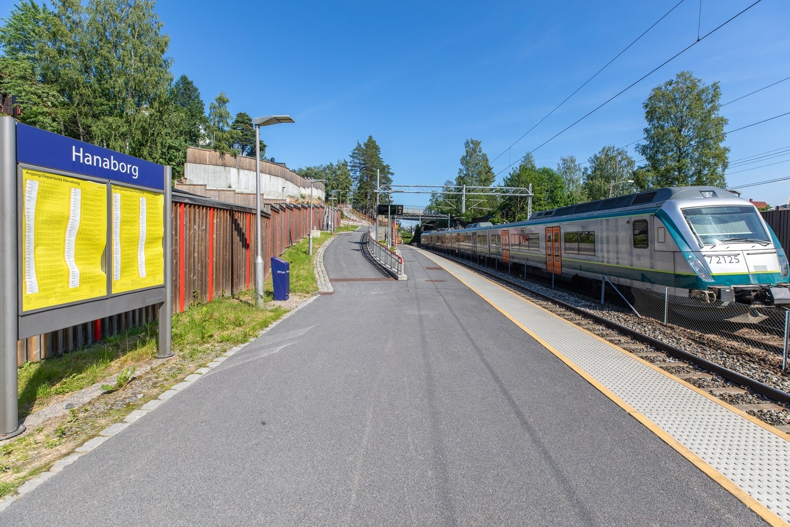 Hanaborg togstasjon like i nærheten. Hyppige avganger mot Oslo og Lillestrøm. Galleribilde