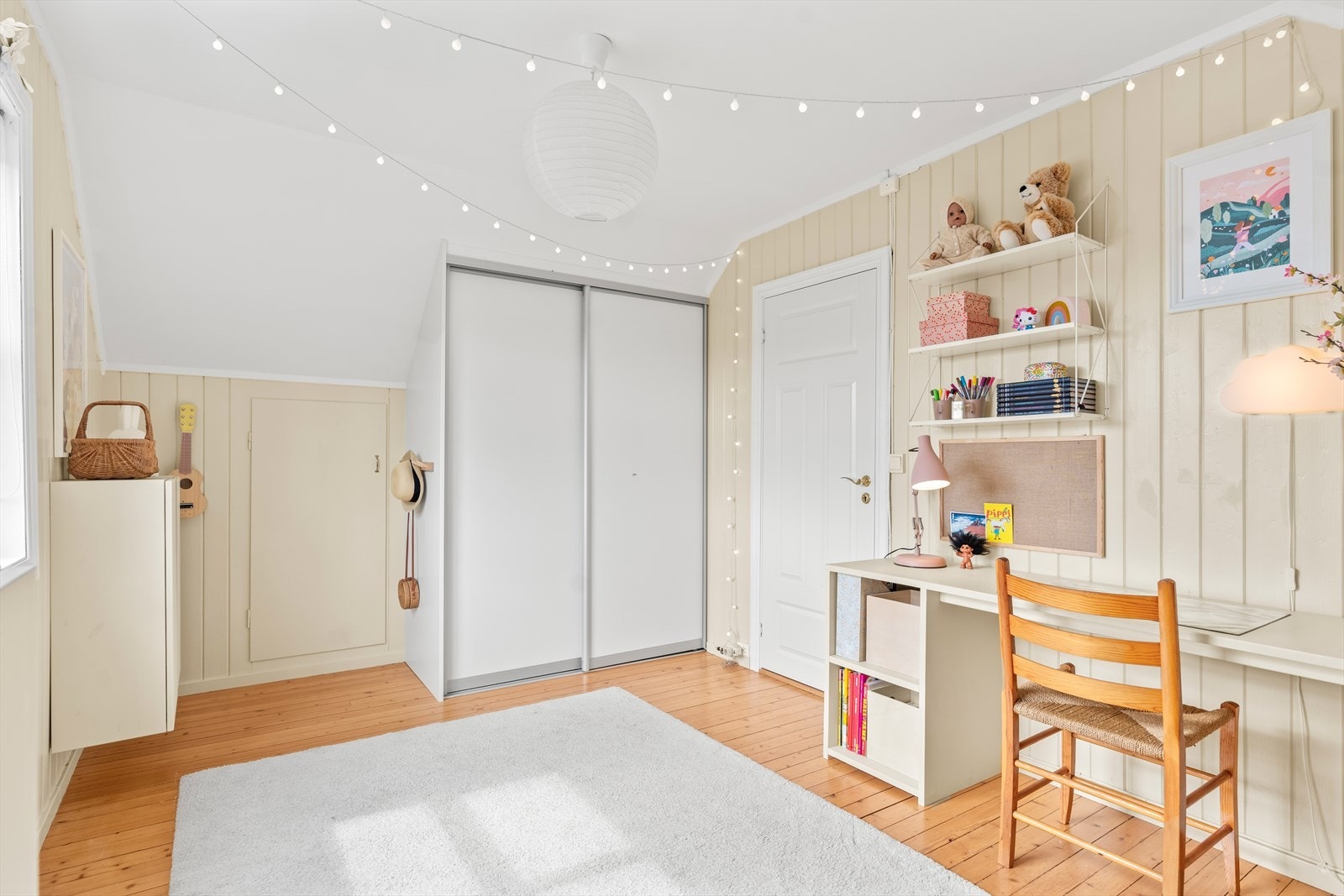 Skyvedørsgarderobe følger med. Tilgang til knekott. Galleribilde