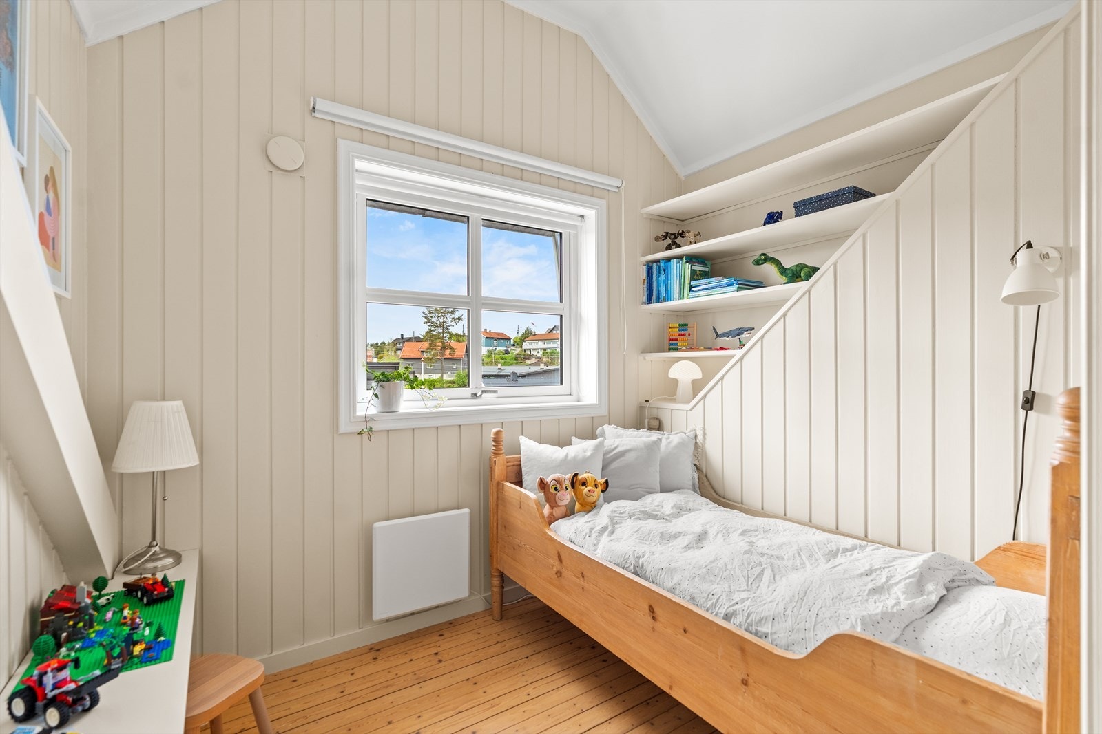 Utenfor soverommene, er det et lite allrom som idag er innredet som soverom. Galleribilde