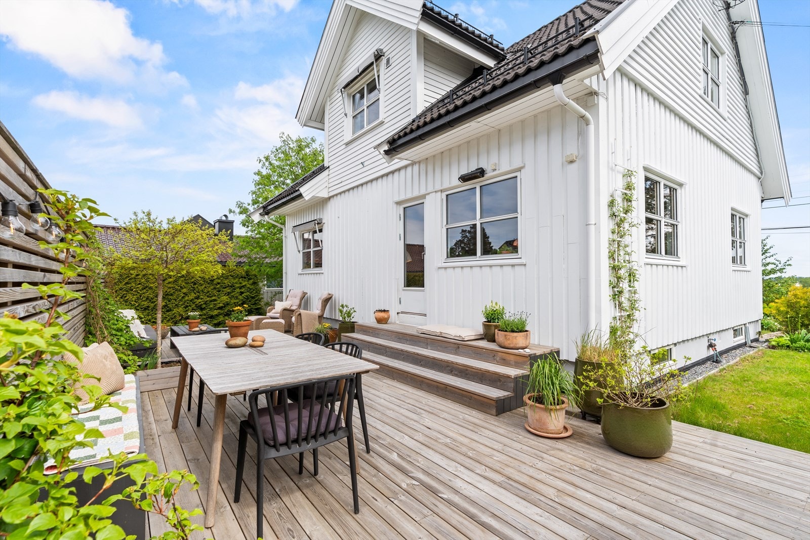 Fra stuen er det utgang til en vestvendt terrasse på ca. 54 kvm. Galleribilde