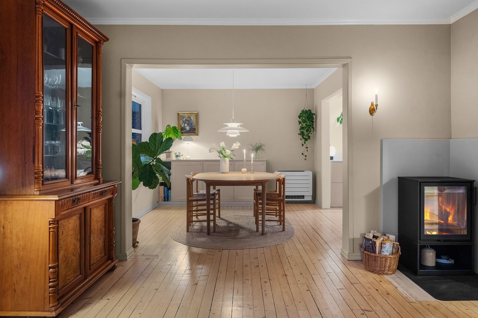 En lekker peisovn og varmepumpe sørger for ekstra oppvarming. Galleribilde