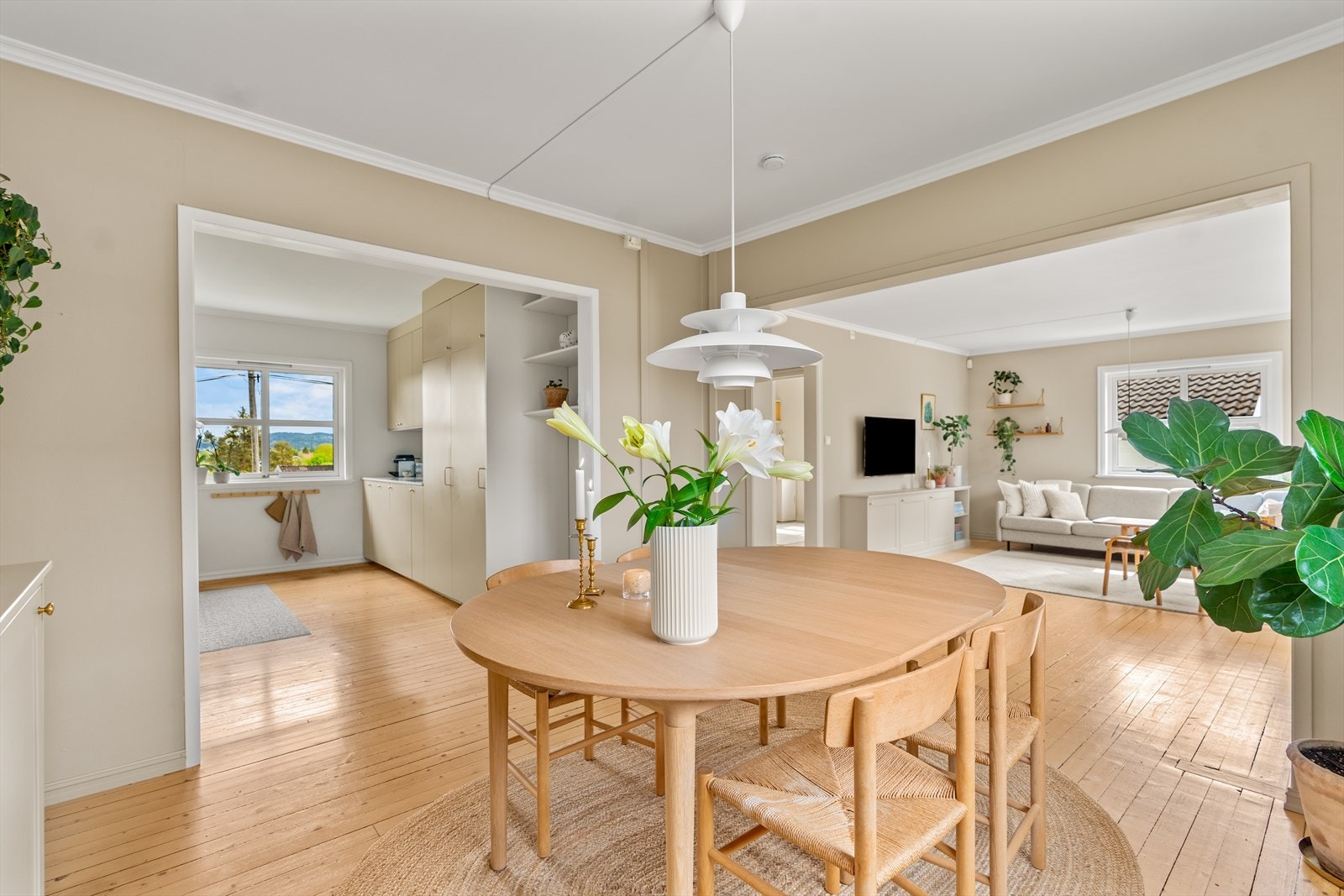 God plass til spisebord og til å dekke på fullt langbord. Galleribilde