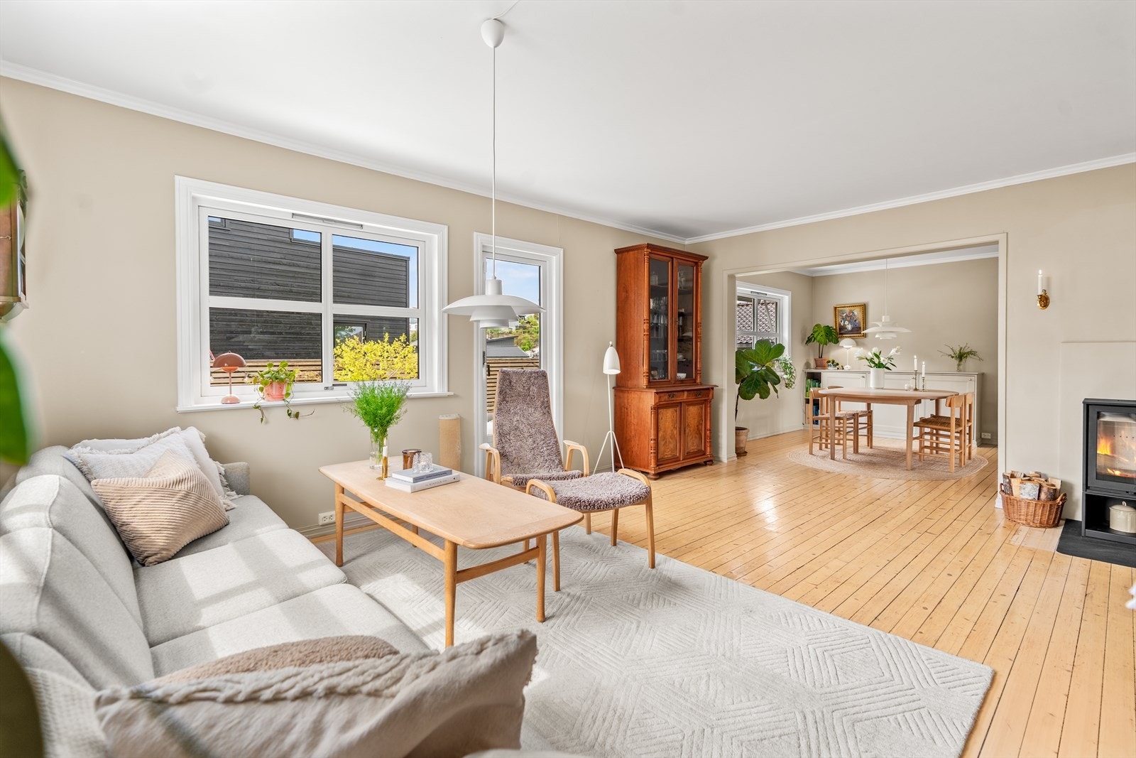 Det originale tregulvet er bevart og veggene er beigemalte. Galleribilde