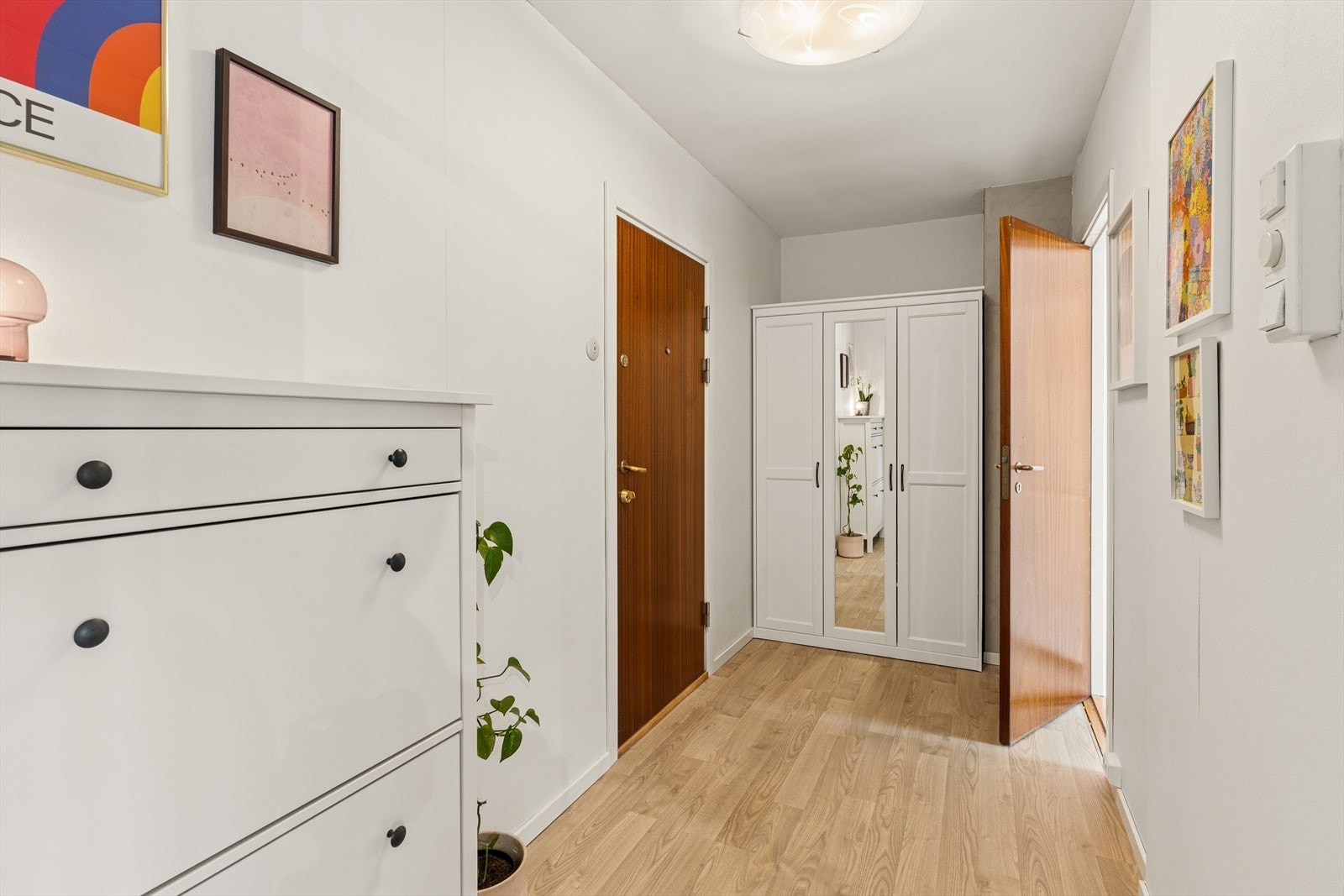 Lys entré med god plass til å henge fra seg yttertøy i skap og sette fra seg sko. Galleribilde