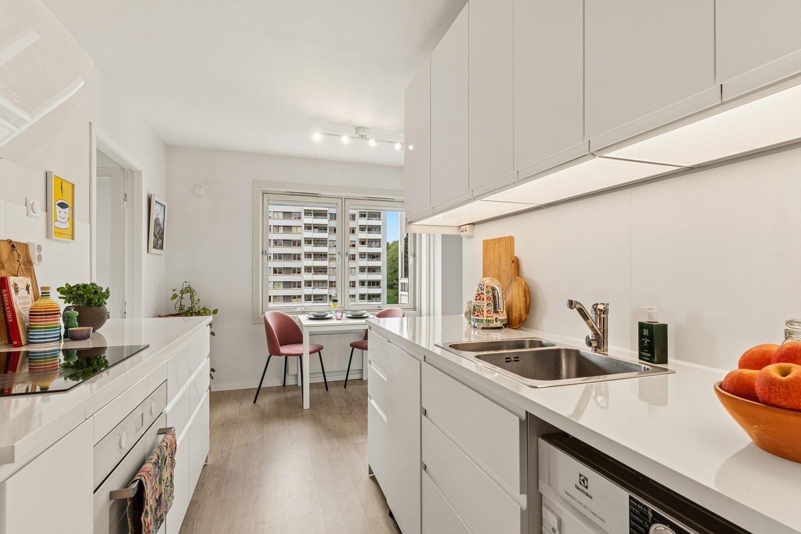Store vindusflater sørger for rikelig med naturlig lys gjennom dagen, og bidrar til en lys og luftig følelse på kjøkkenet. Galleribilde