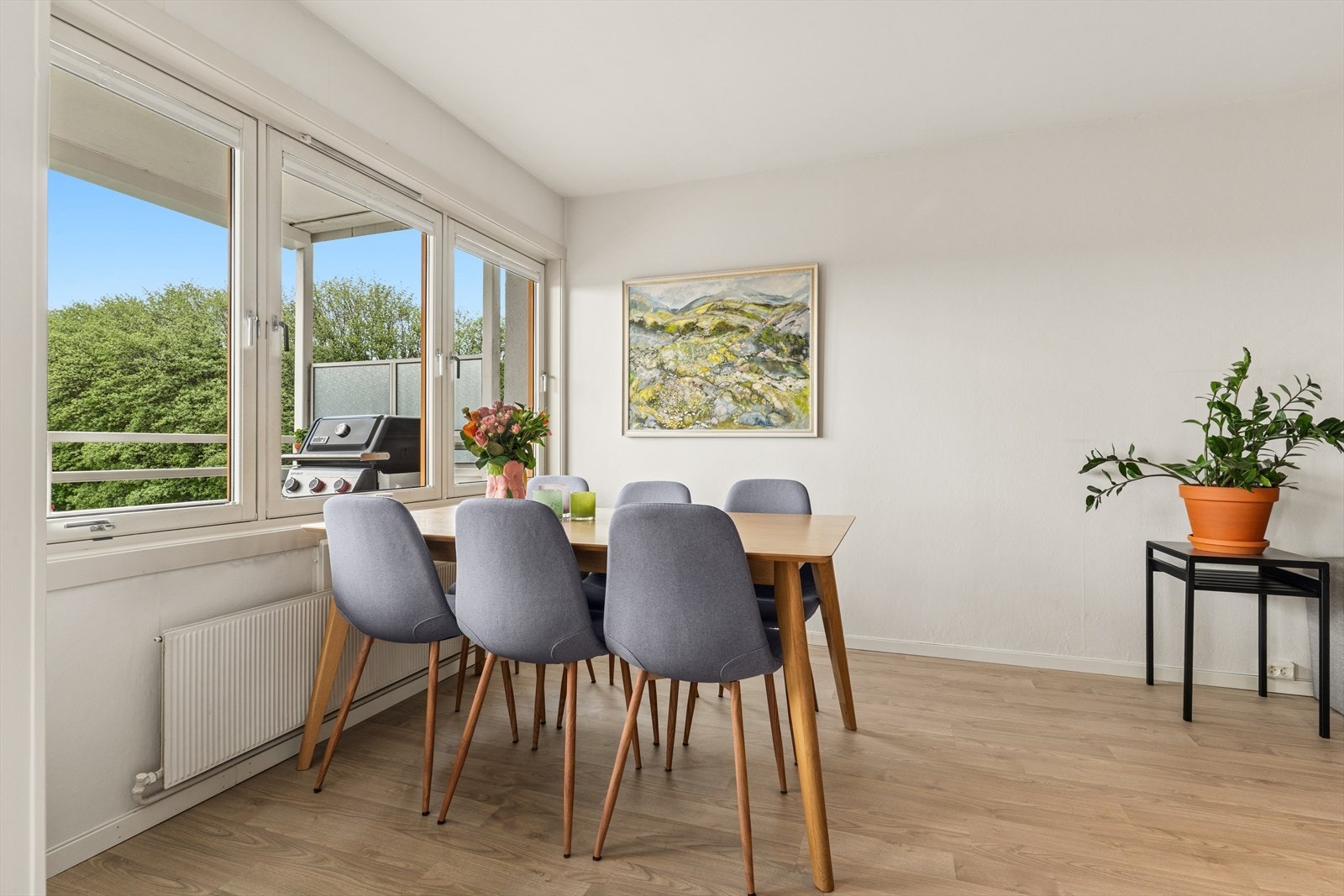 Hyggelig spiseplass med mye lysinnslipp, og fin utsikt mot naturen. Galleribilde