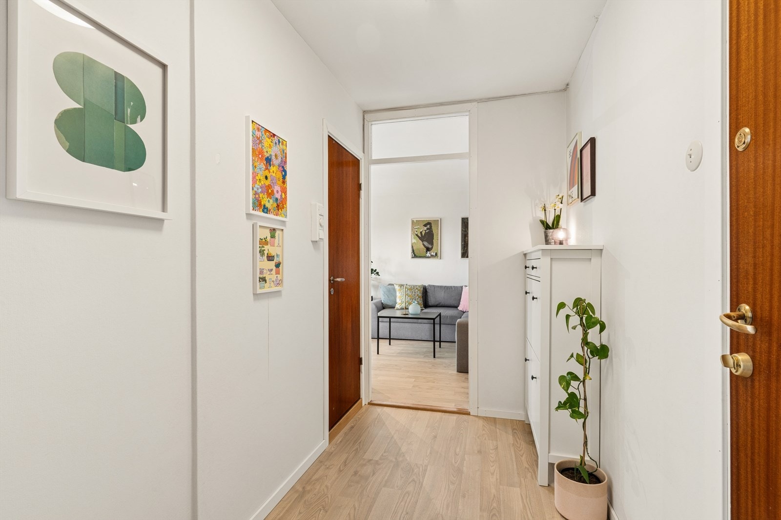 Velkommen inn! Boligen har en praktisk planløsning bestående av entré, romslig stue med gode lysforhold, kjøkken, soverom og bad. Galleribilde