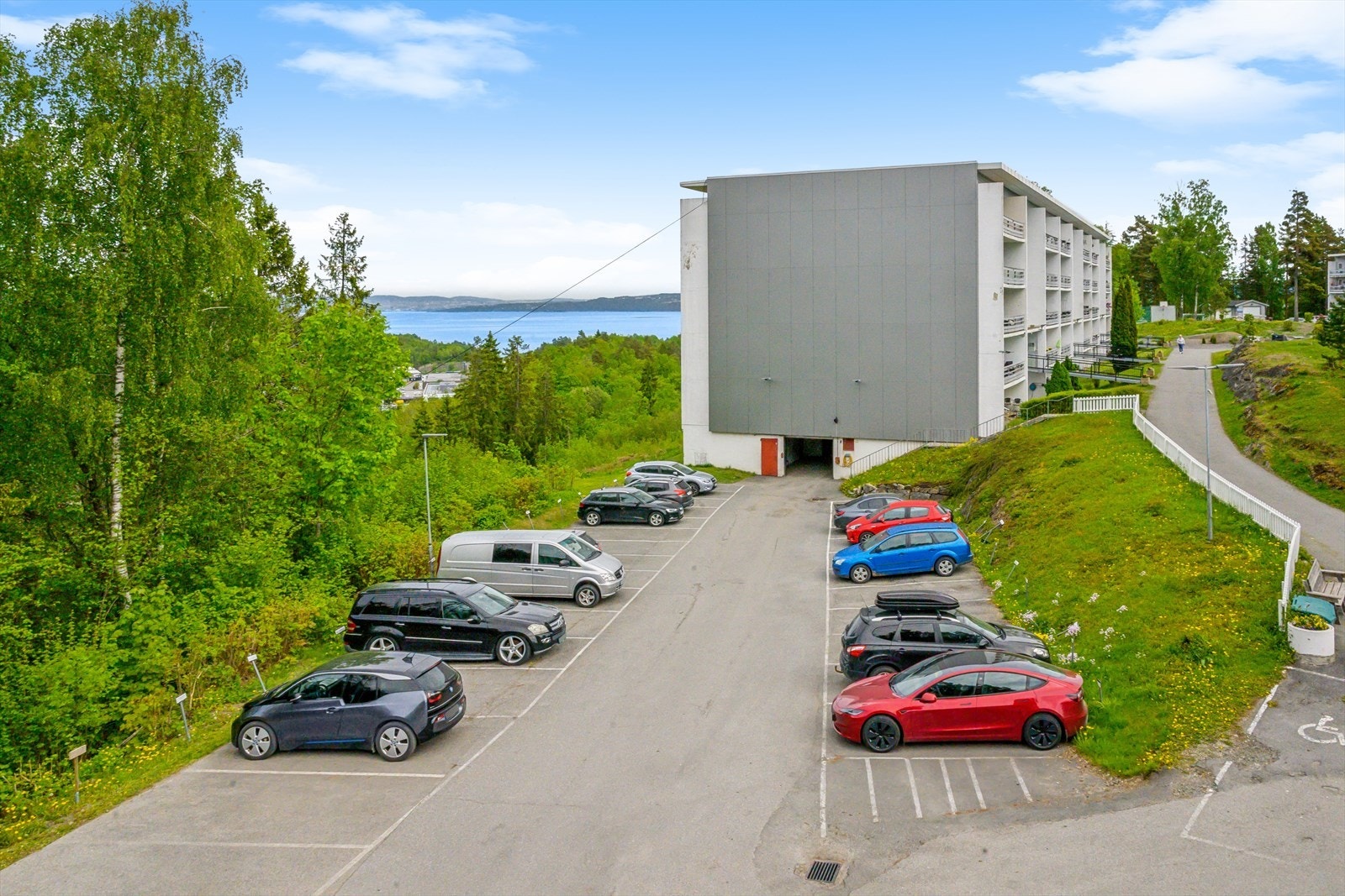 Parkering på sameiets tomt. Galleribilde