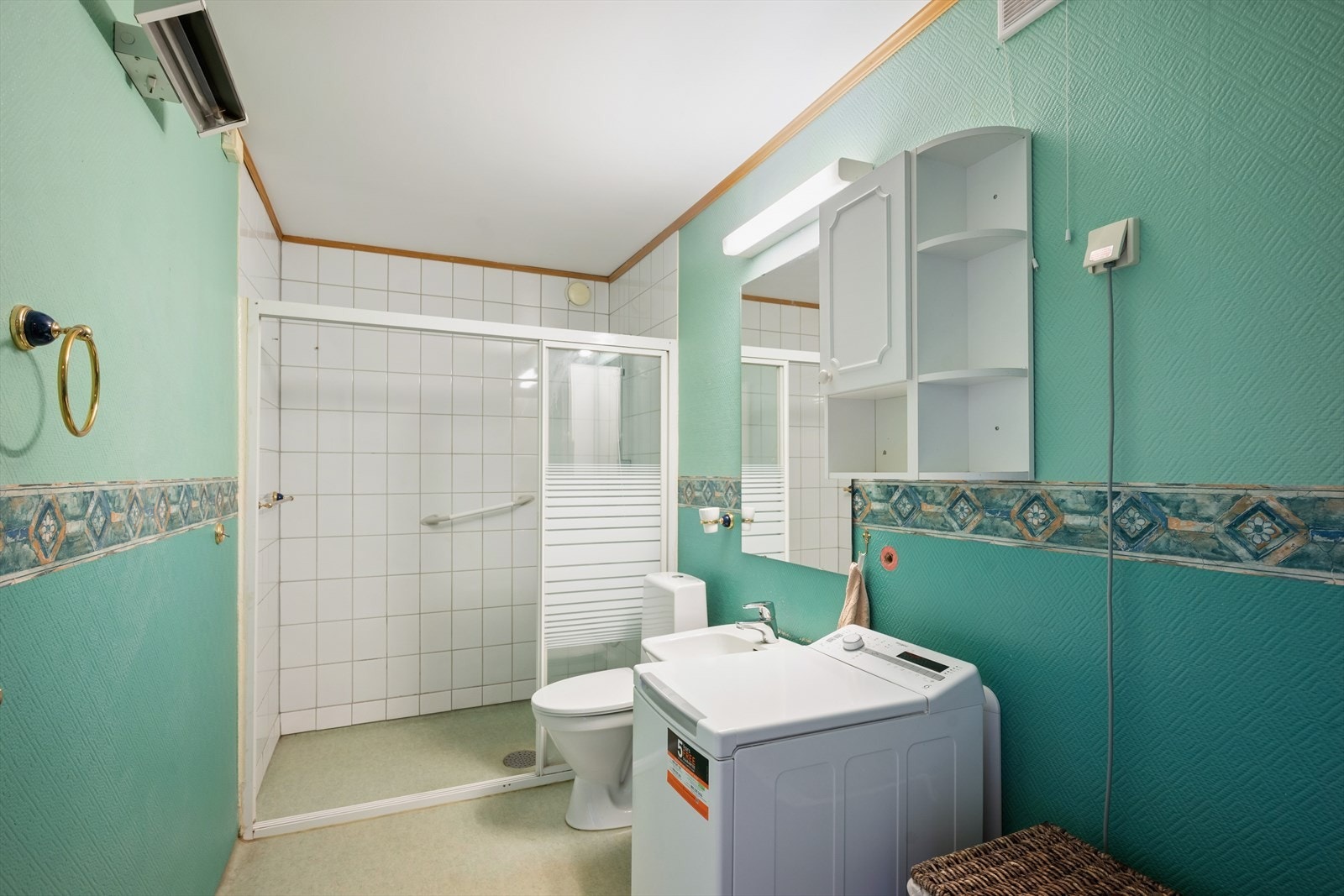 Badet er av god størrelse med dusjnisje, gulvstående toalett og servantskap. Galleribilde