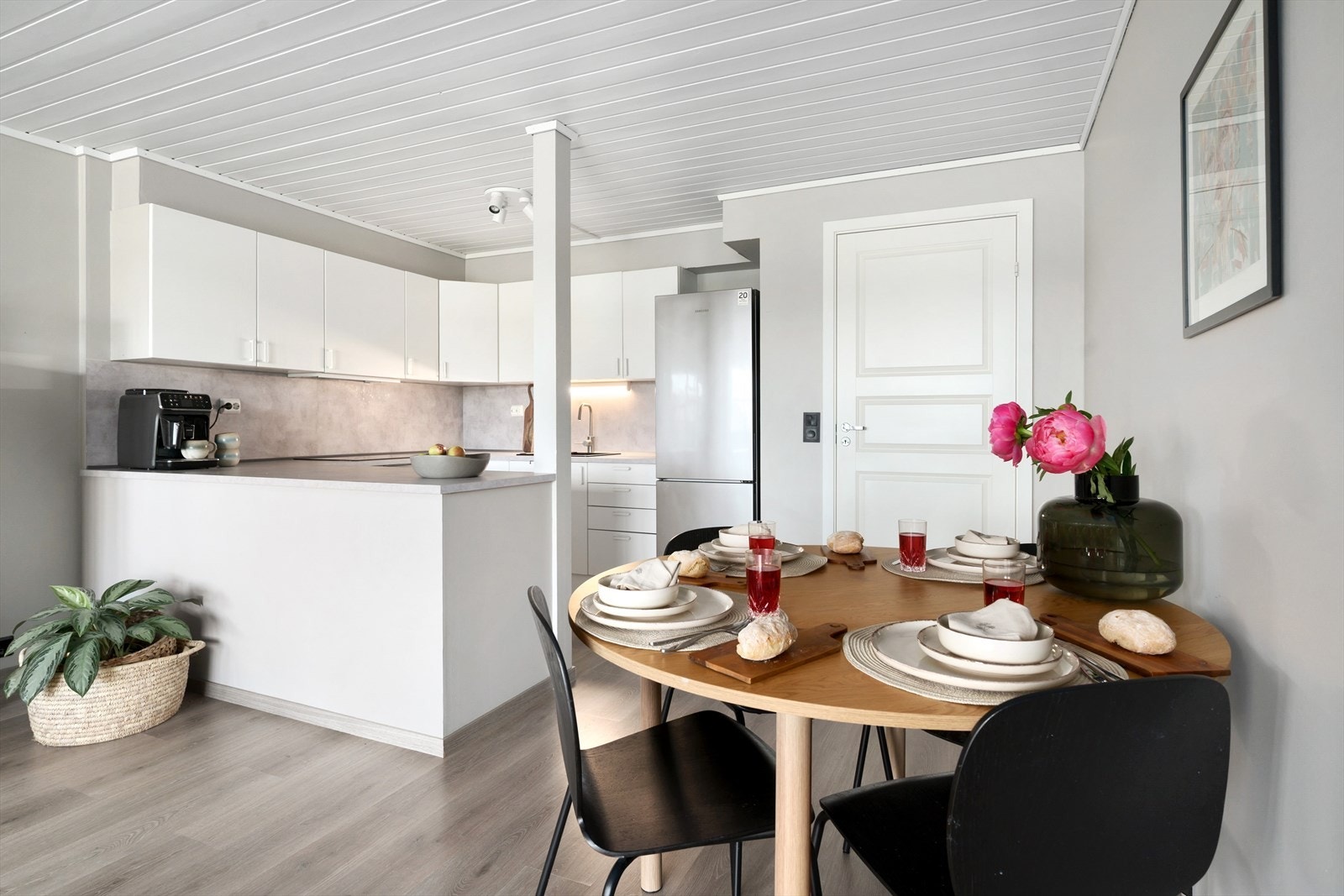 Den åpne løsningen gir fleksibilitet med plass til både spisebord og sofagruppe. Galleribilde