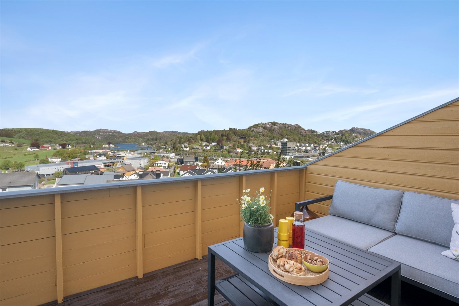 Den romslige terrassen på 32 m² har gode solforhold og utsikt over Egersund. Galleribilde