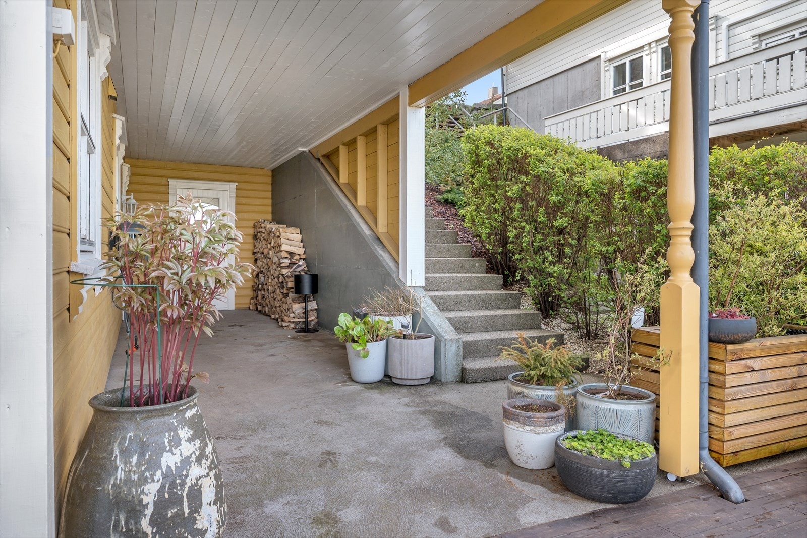 Overbygd inngangsparti med utvendig trapp i betong. Galleribilde