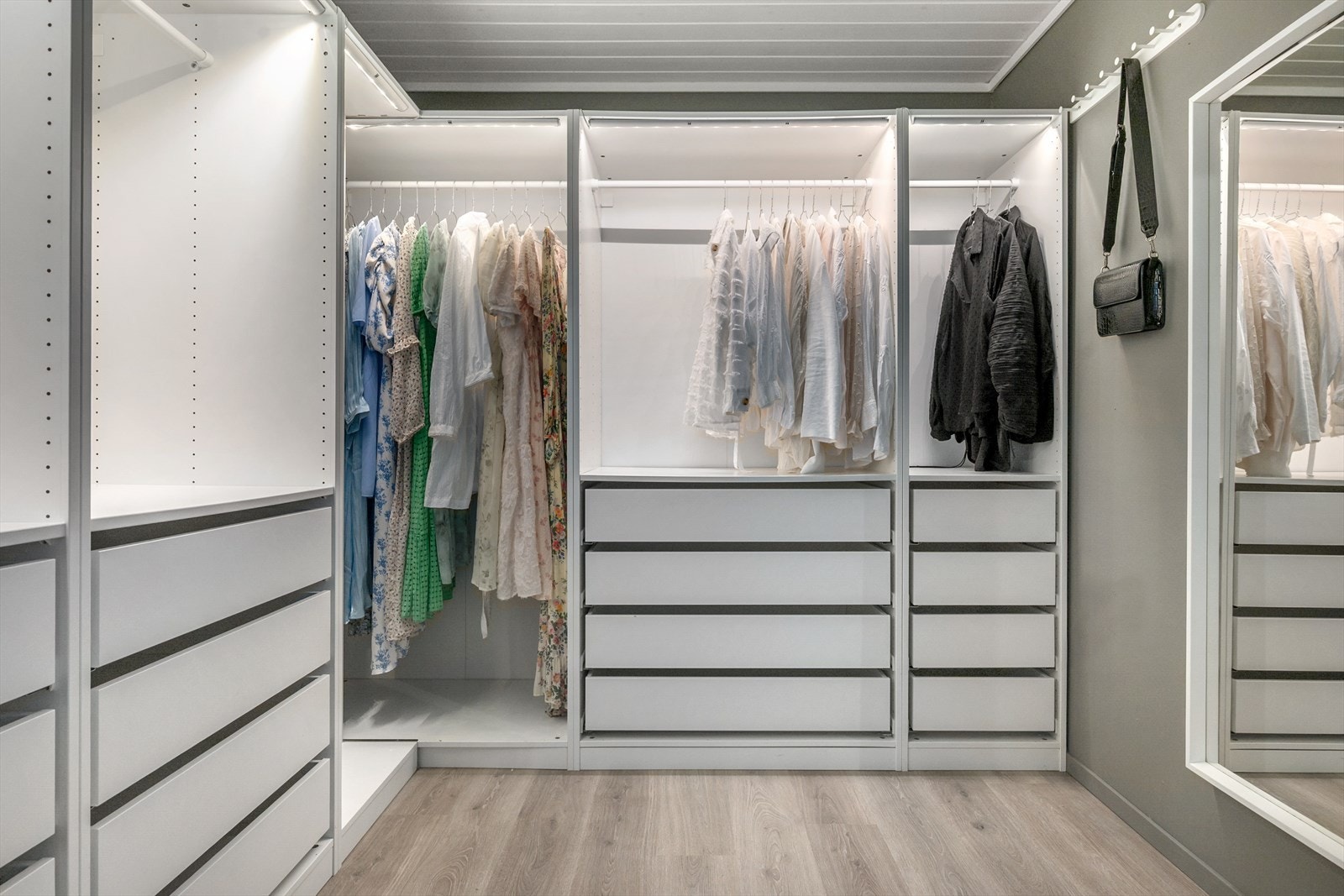 En praktisk walk-in-garderobe gir rikelig med lagringsplass. Galleribilde