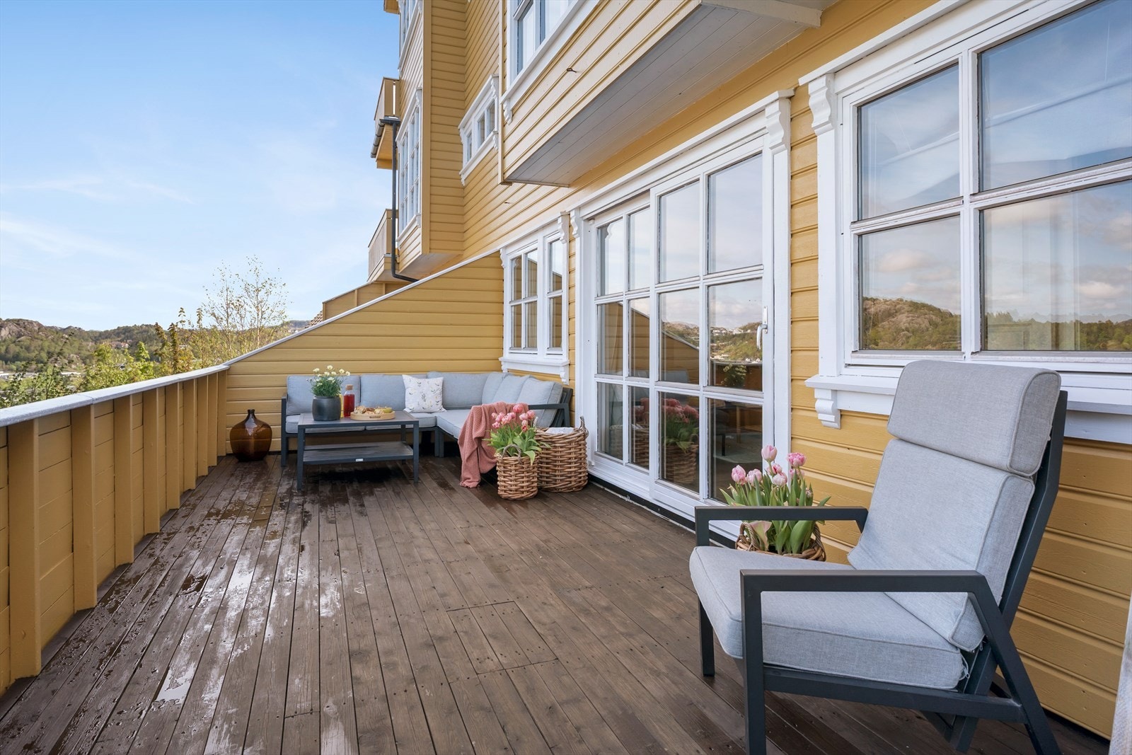 Fra stuen er det utgang til terrassen via en skyvedør i tre. Galleribilde