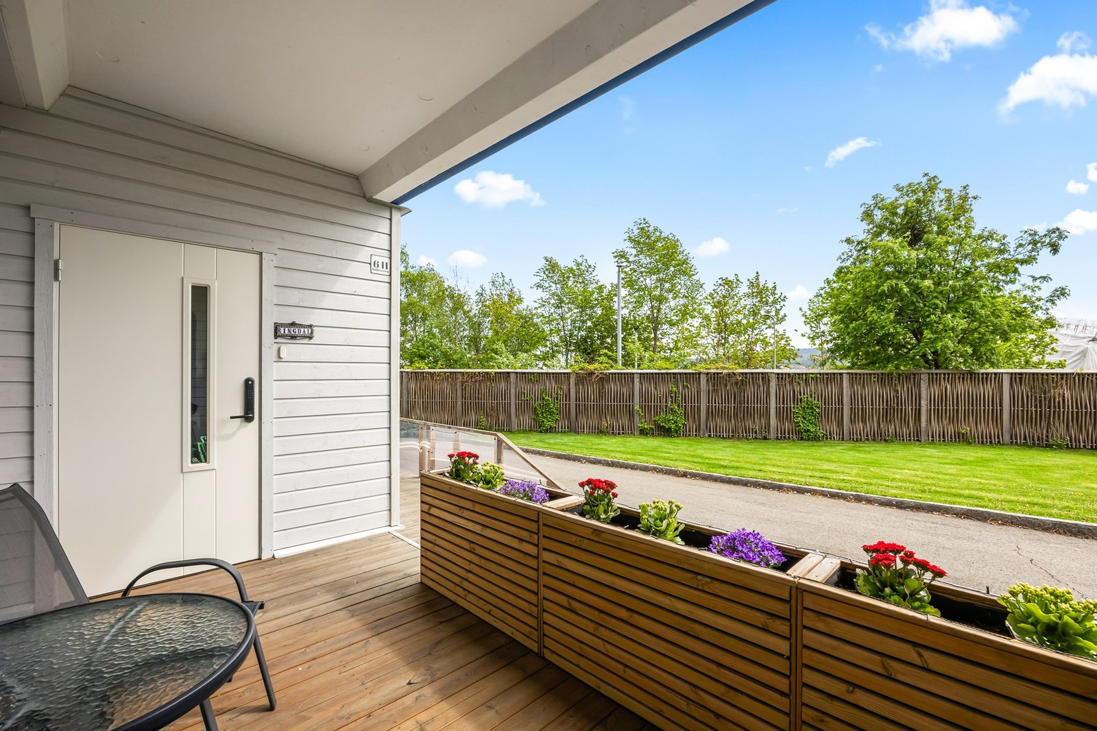 Koselig terrasse ved inngangssiden hvor solen kan nytes gjennom store deler av dagen. Galleribilde