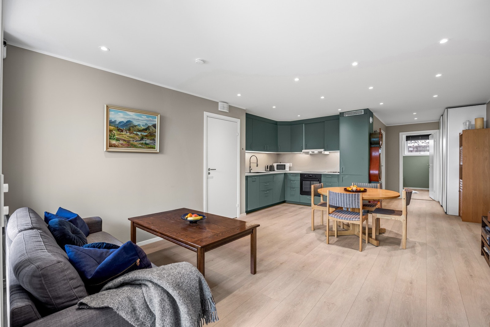 Omfattende bruk av downlightsbelysning. Galleribilde