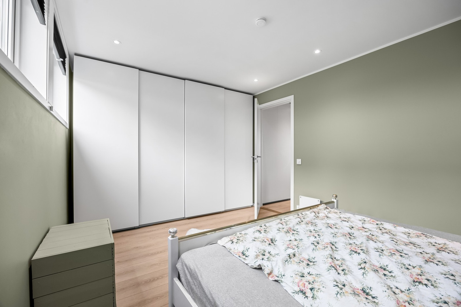 I tillegg medfølger det en romslig skyvedørsgarderobe som har god plass. Galleribilde