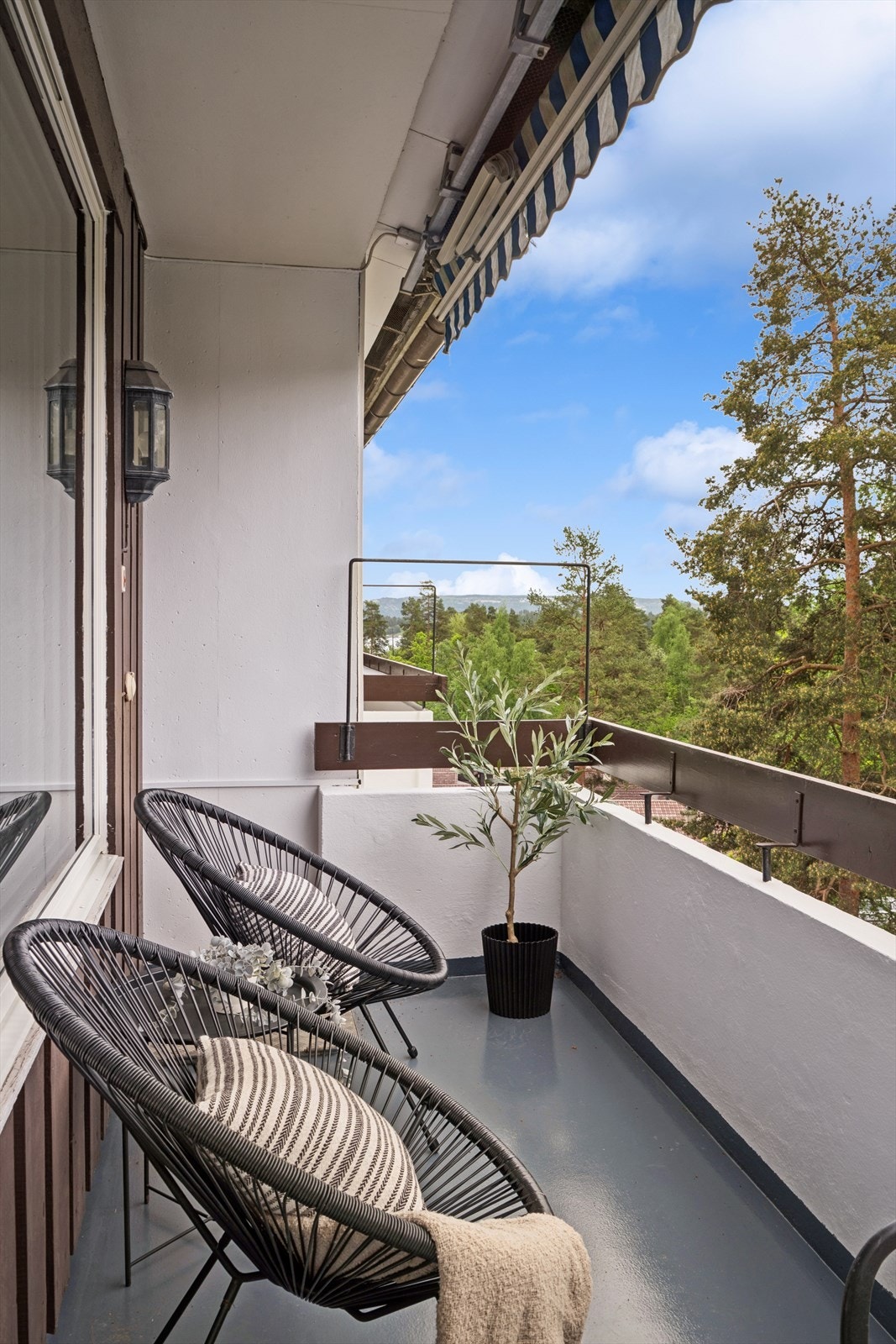 Balkongen på ca. 7 m² er delvis overbygget og har plass til en hyggelig sittegruppe. Galleribilde