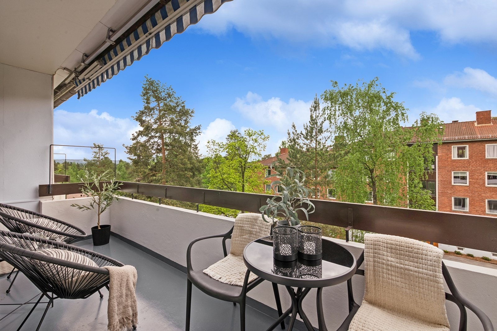 En elektrisk terrassemarkise gir behagelig skygge på varme dager. Galleribilde