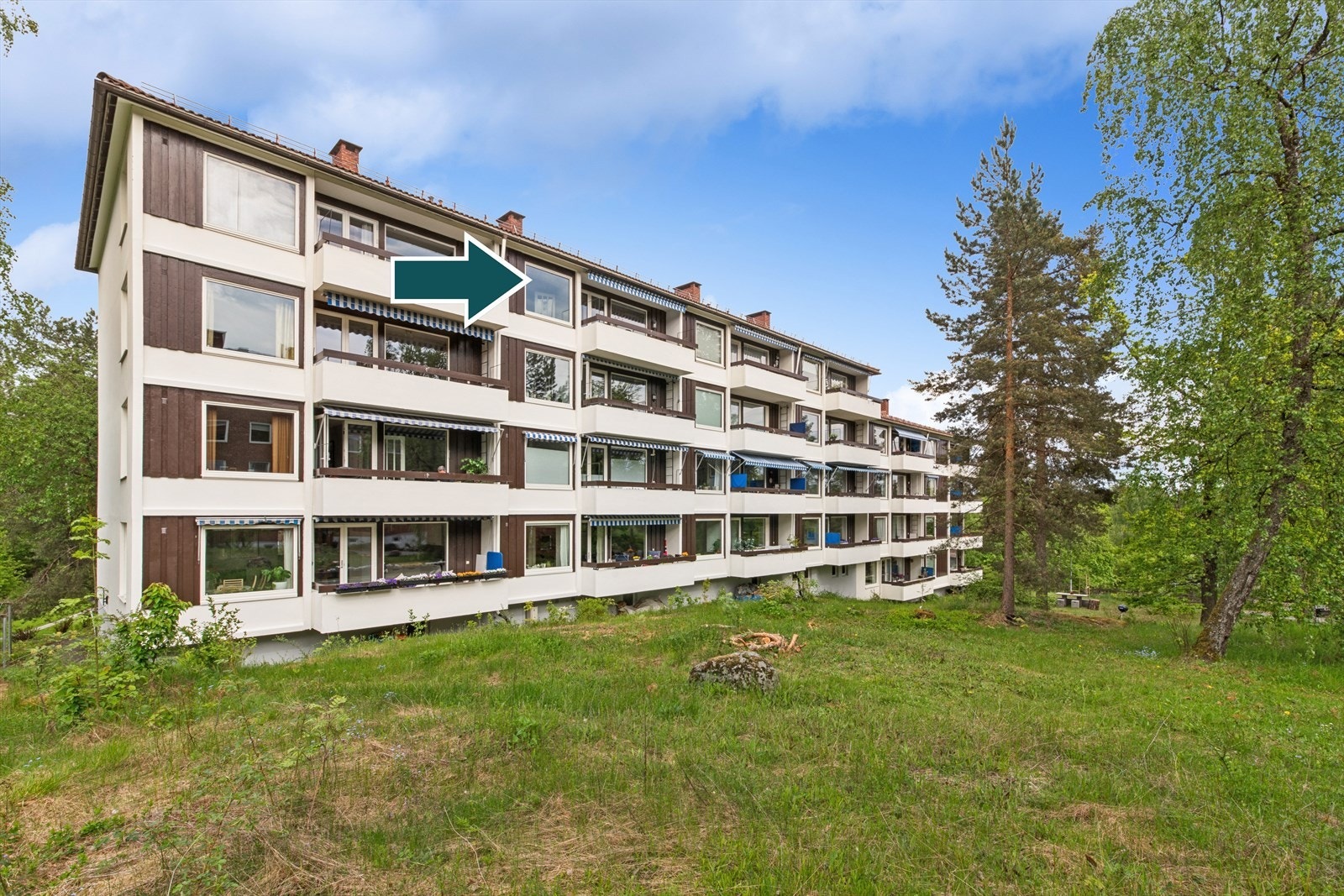 Leiligheten ligger på Nedre Høvik, et veletablert og rolig boligområde med umiddelbar nærhet til Oslofjorden. Galleribilde